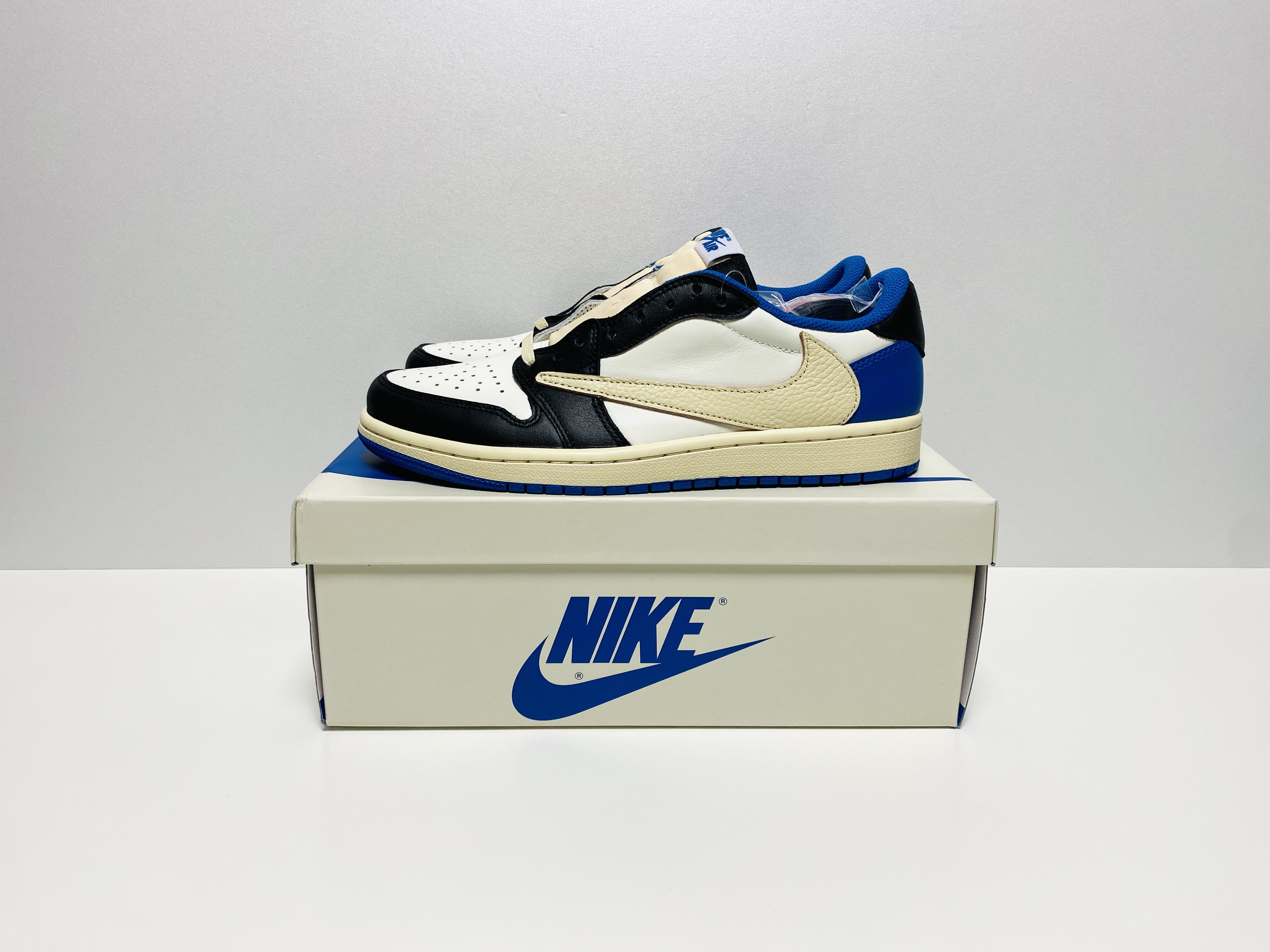 Jordan 1 x Travis Scott x Fragment Retro Low OG SP Military Blue 착용 스타일 - 1