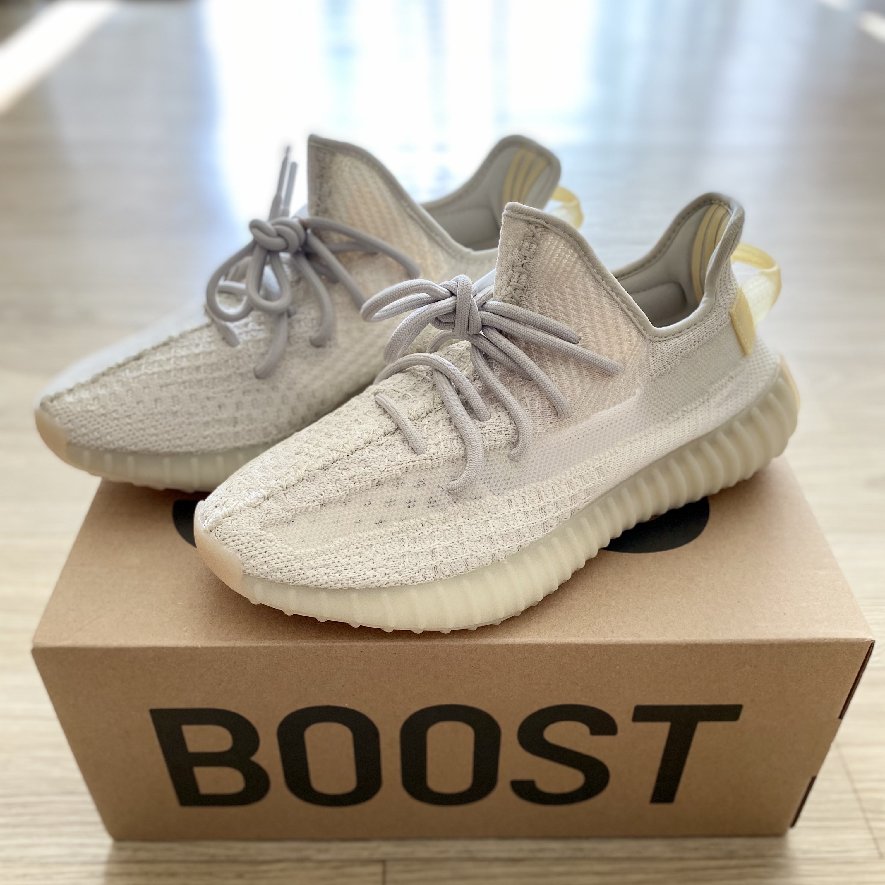 Adidas Yeezy Boost 350 V2 Light 착용 스타일 - 2