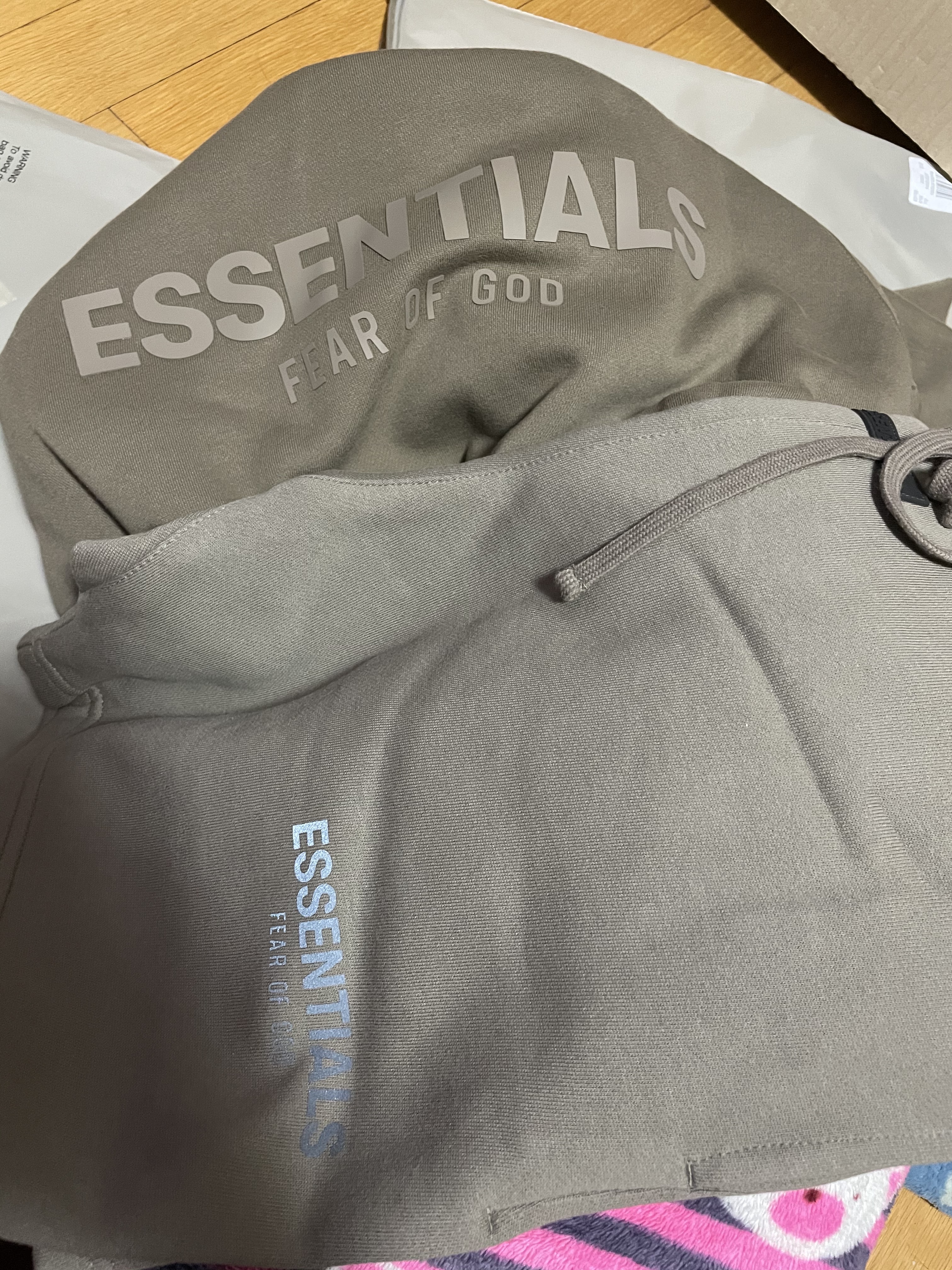Essentials Sweatshorts Taupe - 21SS, Essentials Pull-Over Hoodie Harvest - 21FW 착용 스타일