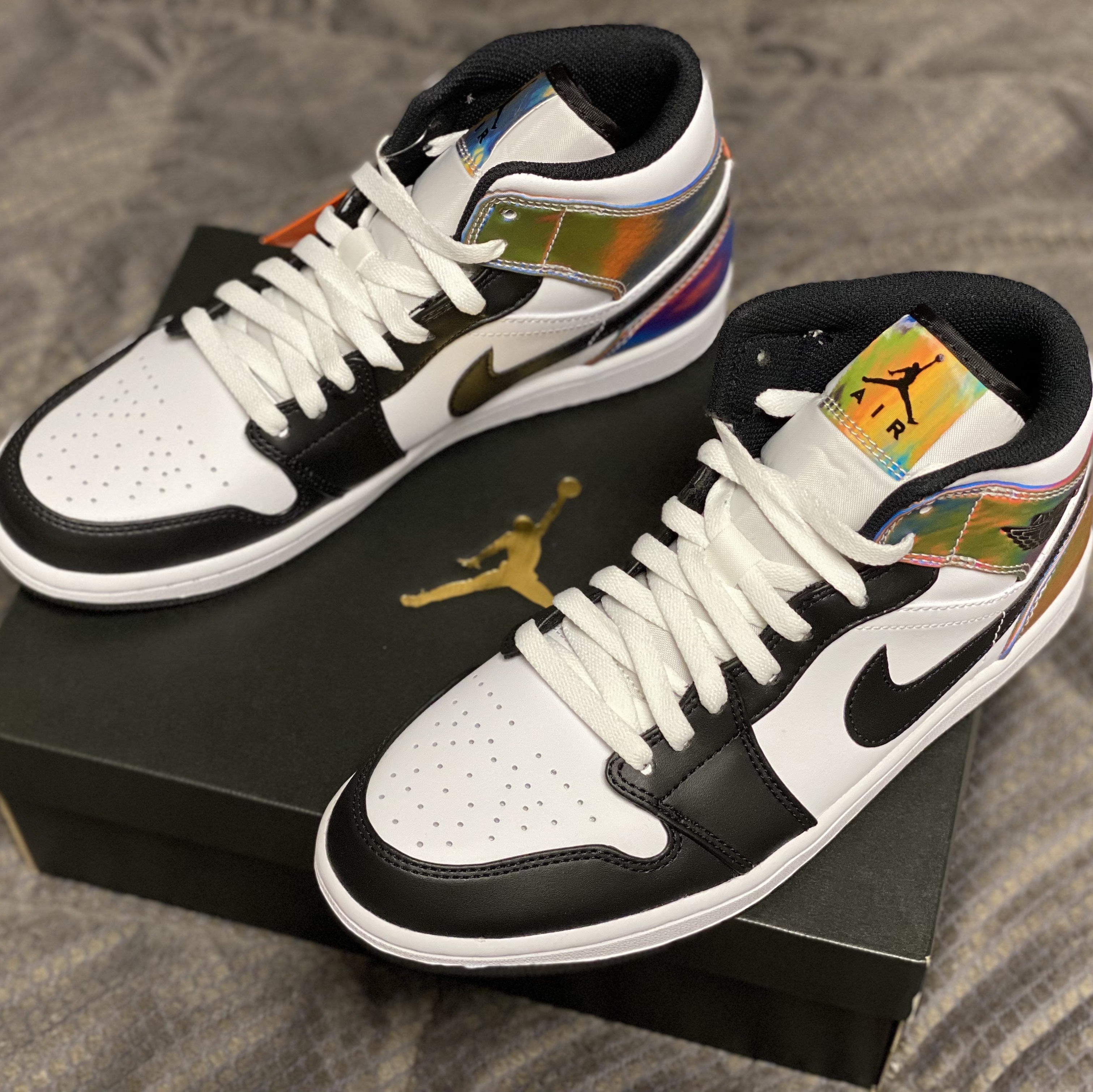 Jordan 1 Mid SE Heat Reactive 착용 스타일 - 1