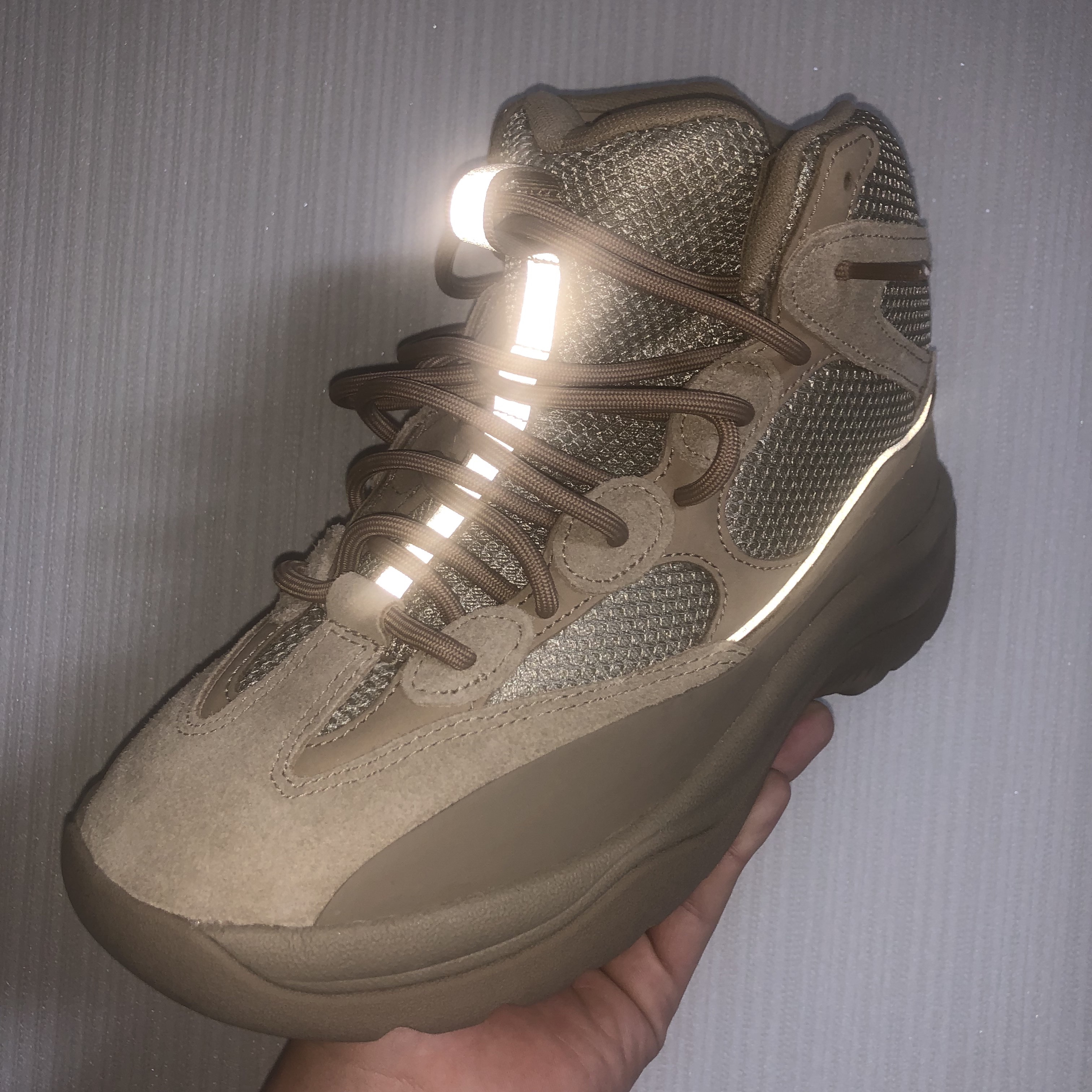Adidas Yeezy Desert Boot Rock 착용 스타일 - 5