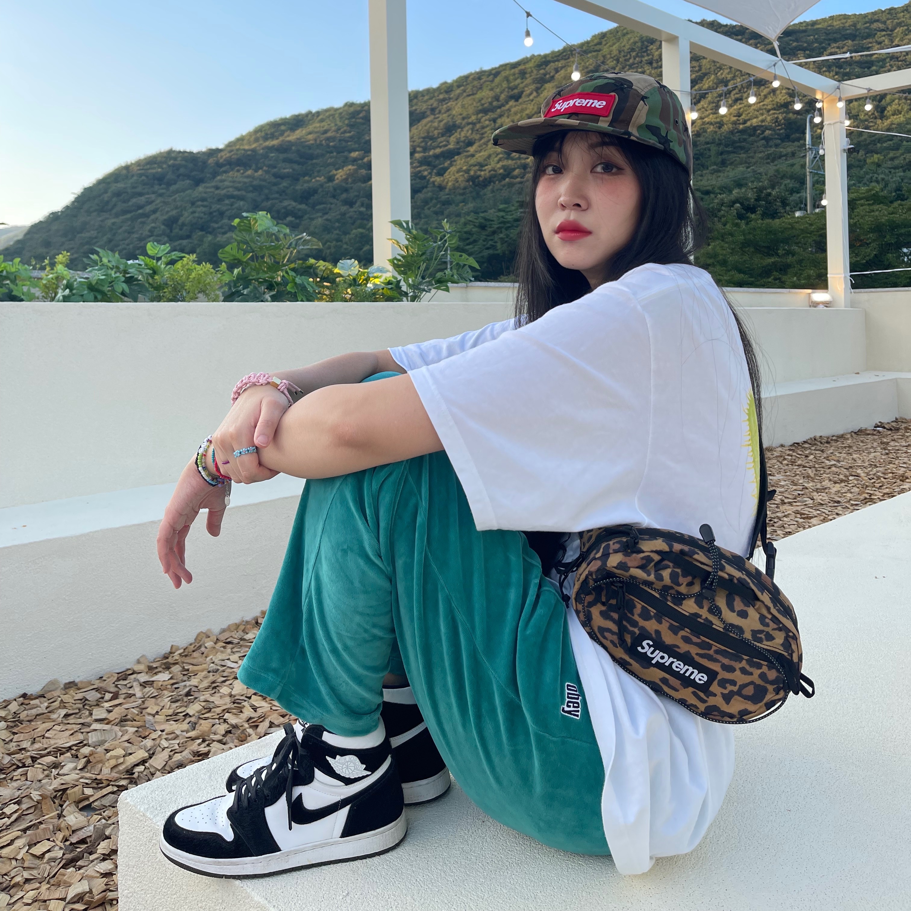 (W) Jordan 1 Retro High Twist, Supreme Waist Bag Leopard - 20FW 착용 스타일