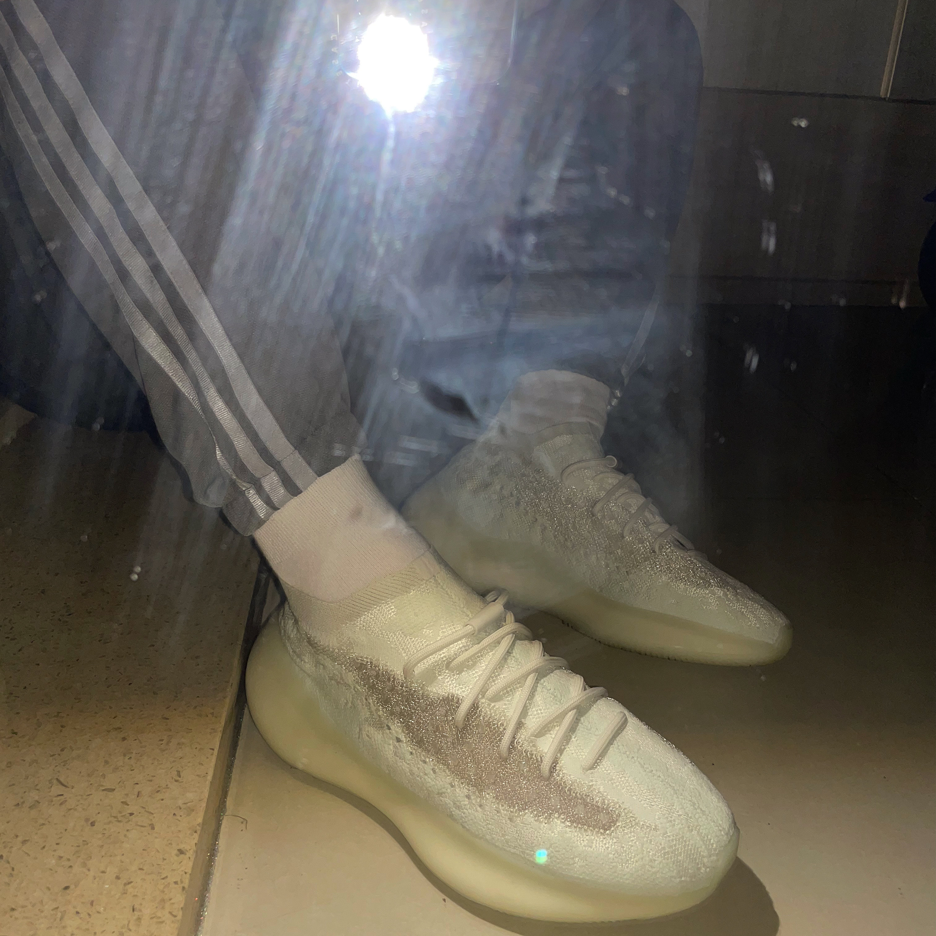 Adidas Yeezy Boost 380 Calcite Glow 착용 스타일