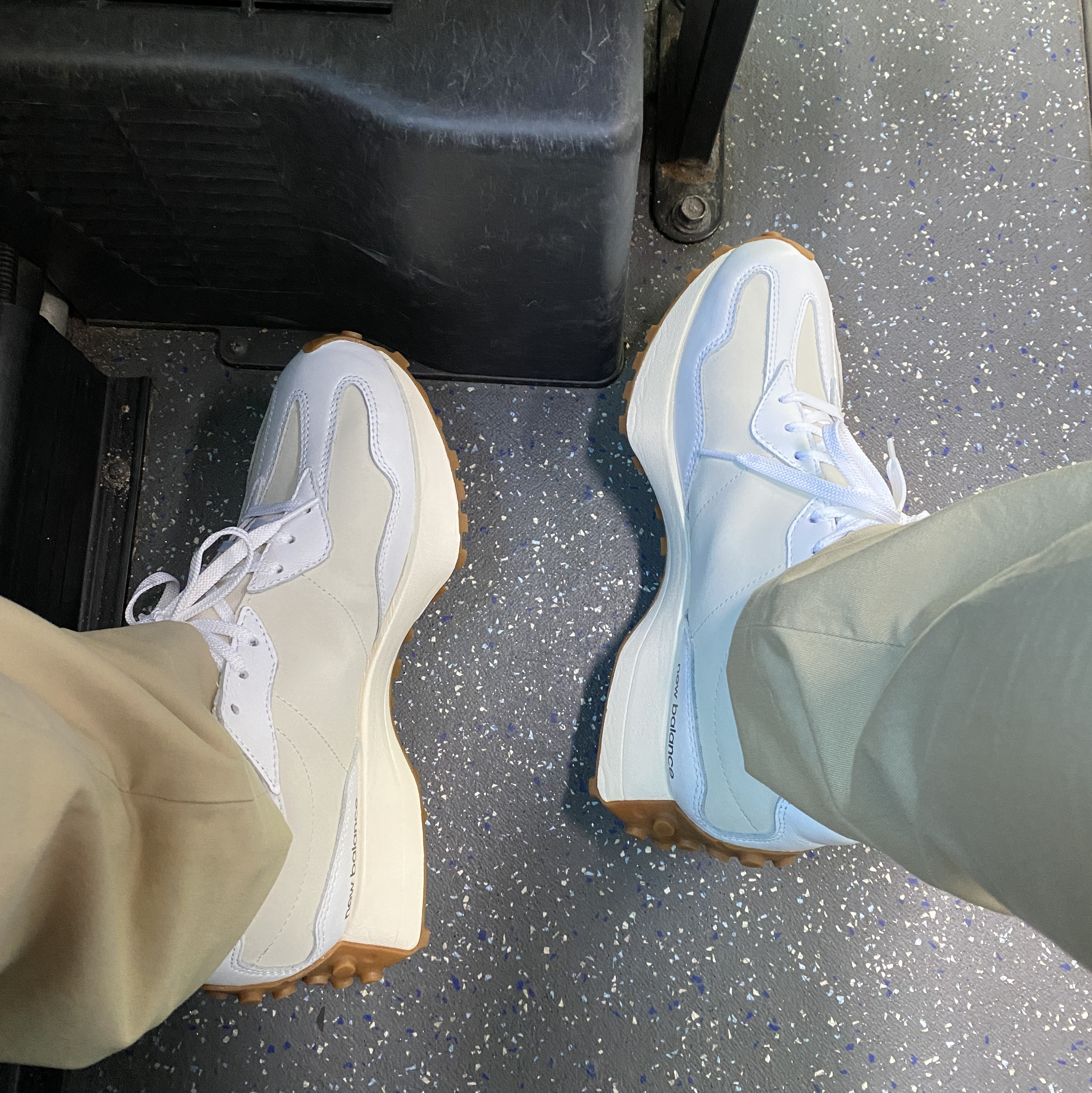(W) New Balance 327 Leather White Moonbeam 착용 스타일 - 3