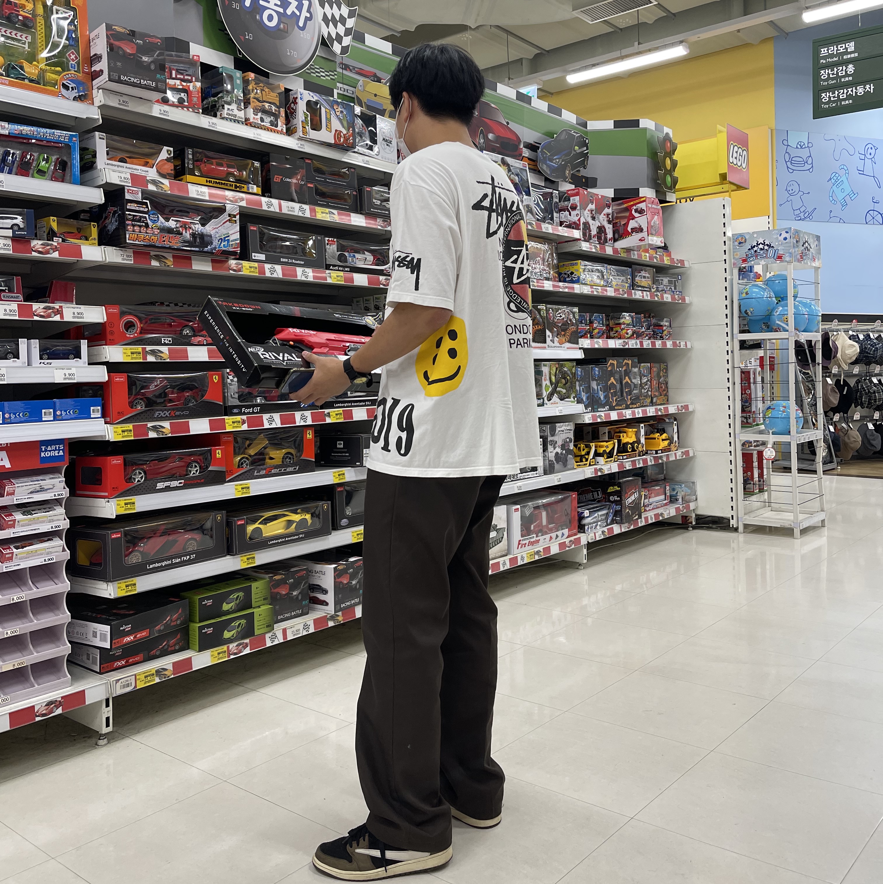 Stussy x Cactus Plant Flea Market USA 2019 T-Shirt White, Jordan 1 x Travis Scott Retro Low OG SP Mocha 착용 스타일