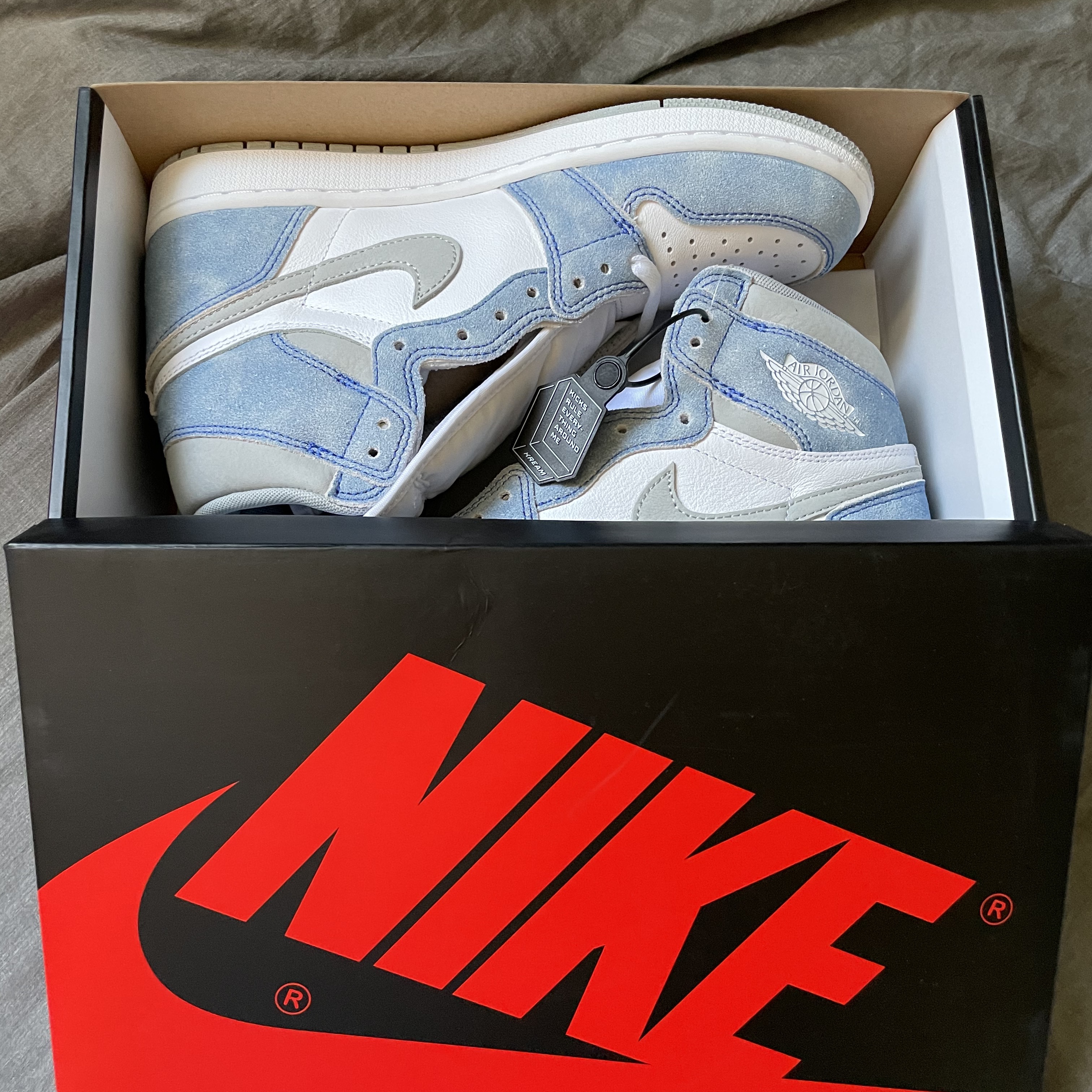 Jordan 1 Retro High OG Hyper Royal 착용 스타일