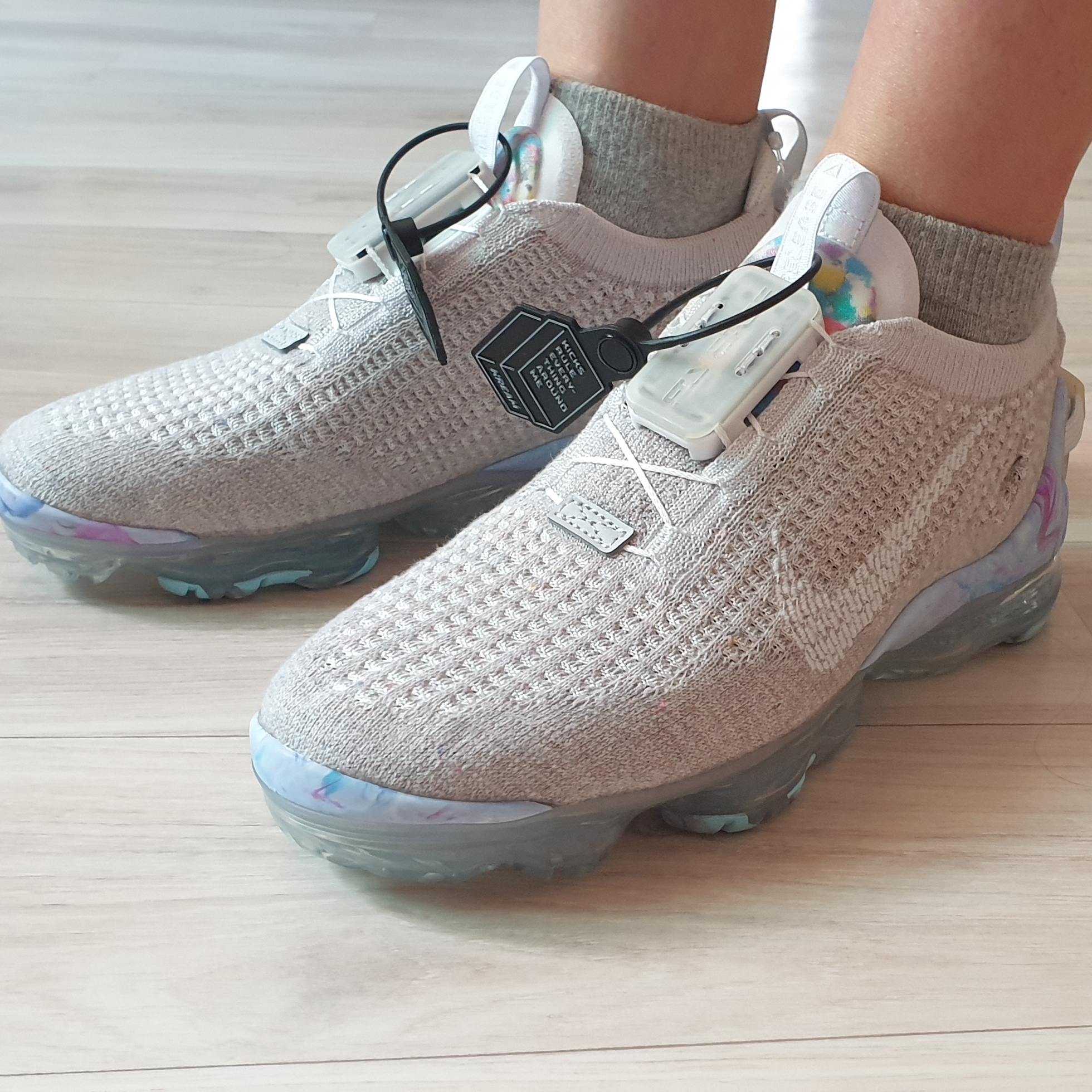 (W) Nike Air VaporMax 2020 Flyknit Summit White 착용 스타일 - 1