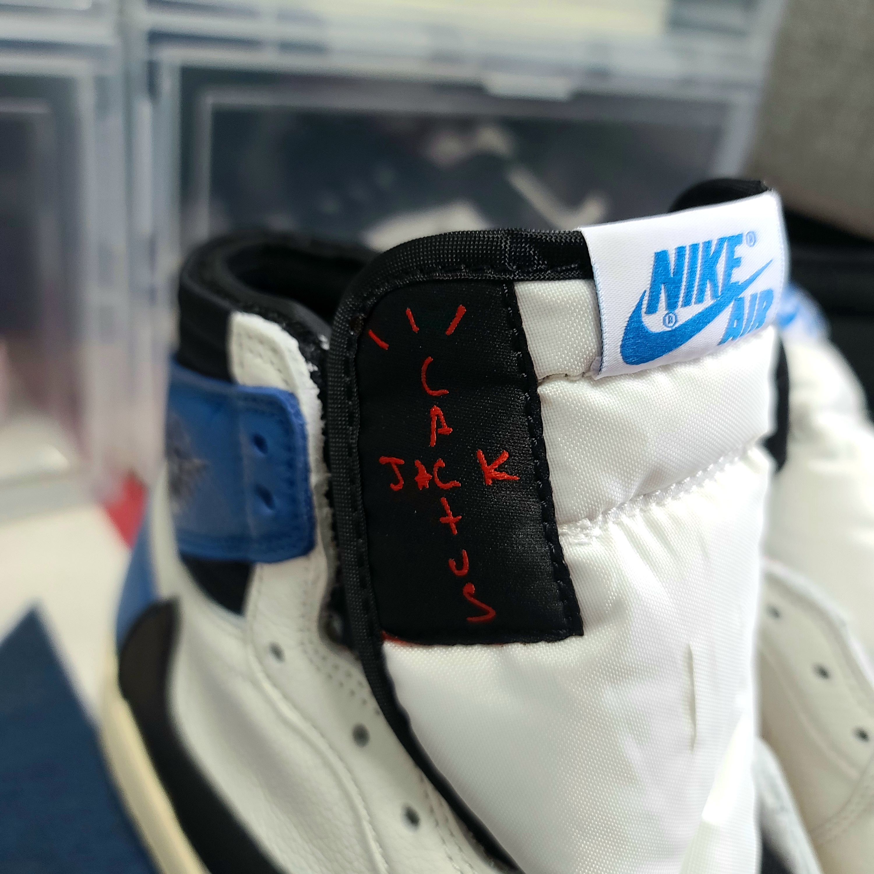 Jordan 1 x Travis Scott x Fragment Retro High OG SP Military Blue 착용 스타일 - 4