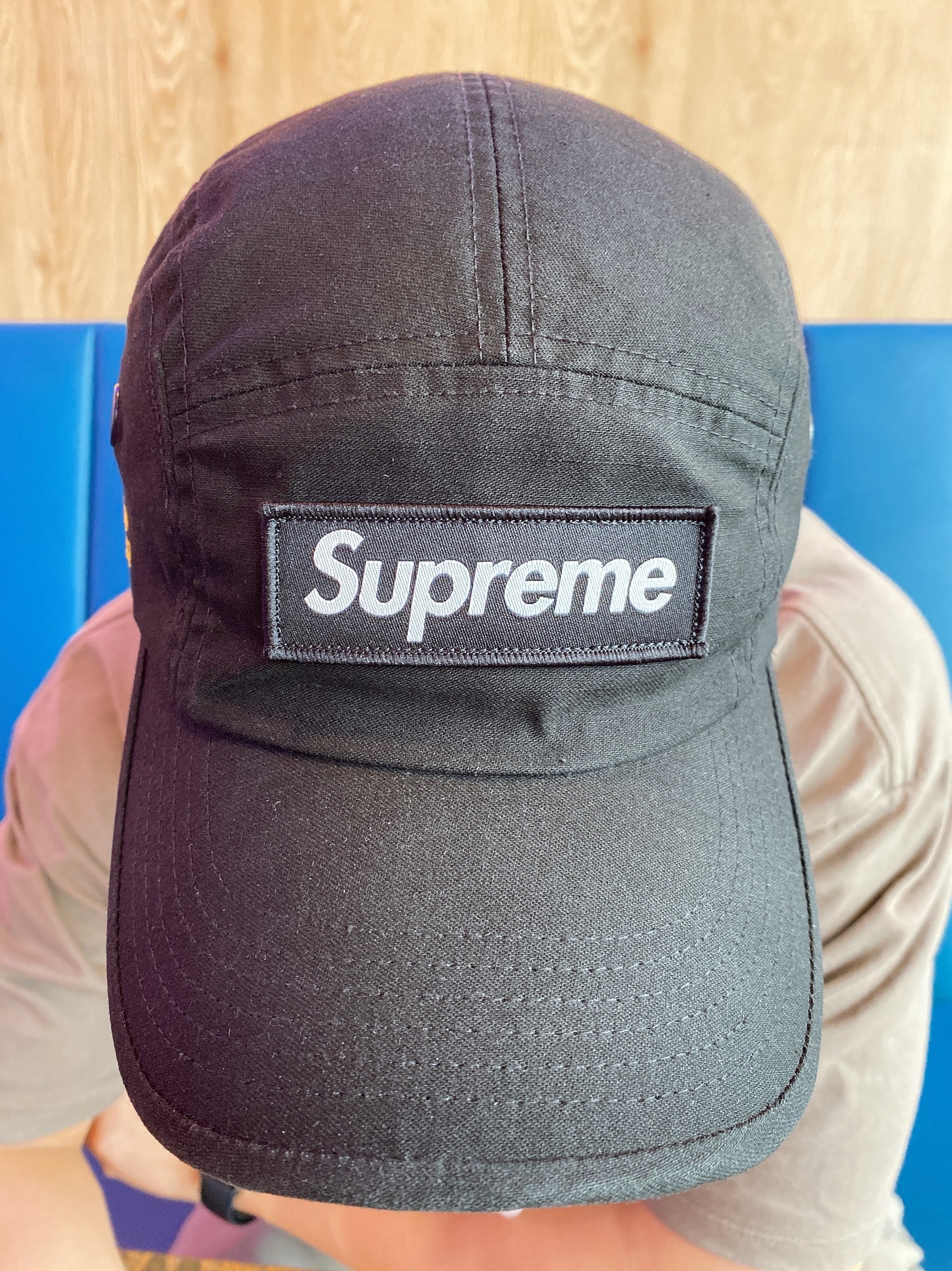 Supreme Military Camp Cap Black - 21SS, Essentials T-Shirt Taupe - 21SS 착용 스타일