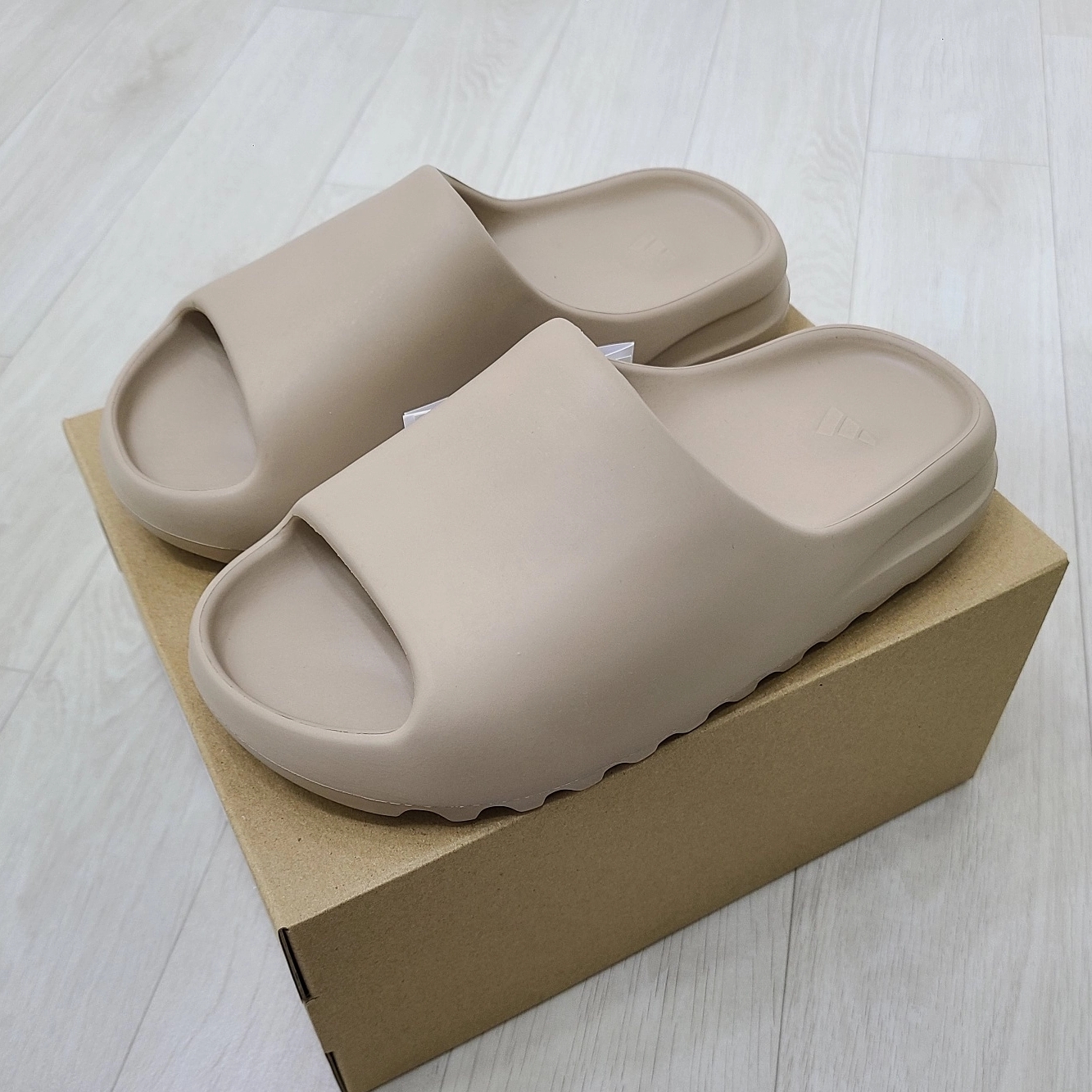 Adidas Yeezy Slide Pure 착용 스타일 - 2