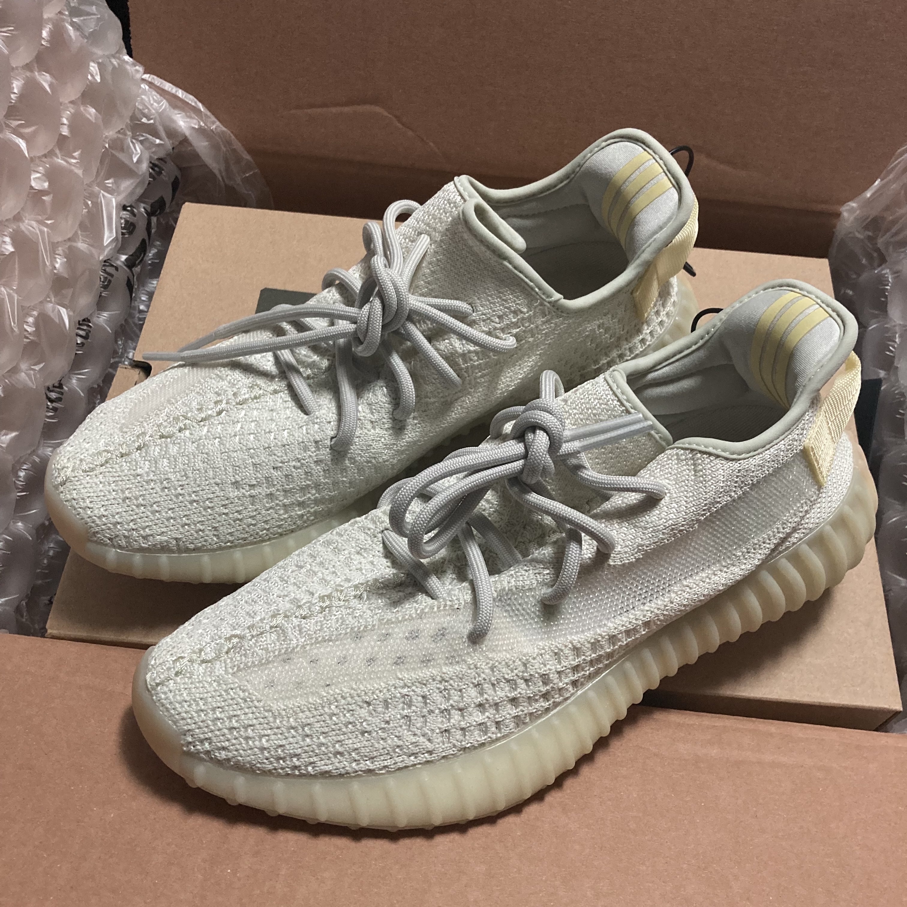 Adidas Yeezy Boost 350 V2 Light 착용 스타일
