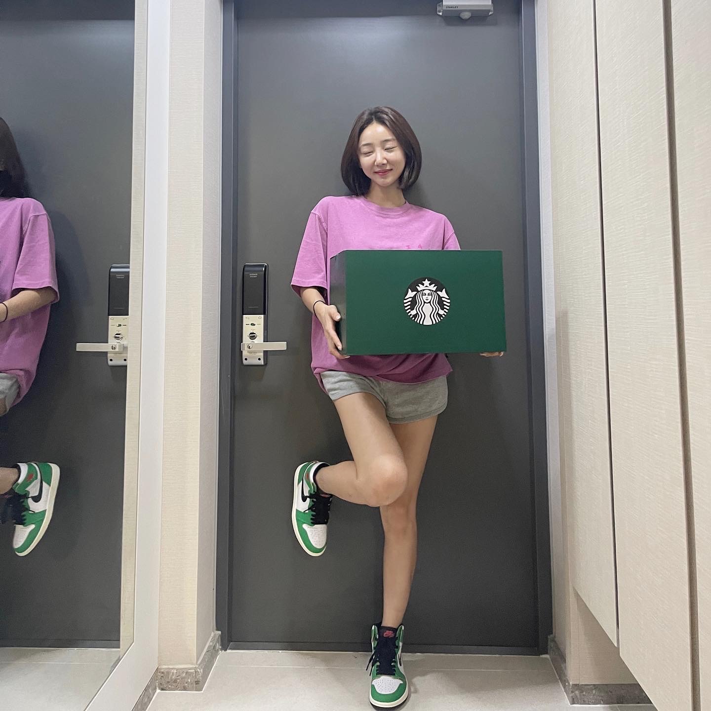 (W) Jordan 1 Retro High OG Lucky Green 착용 스타일 - 1