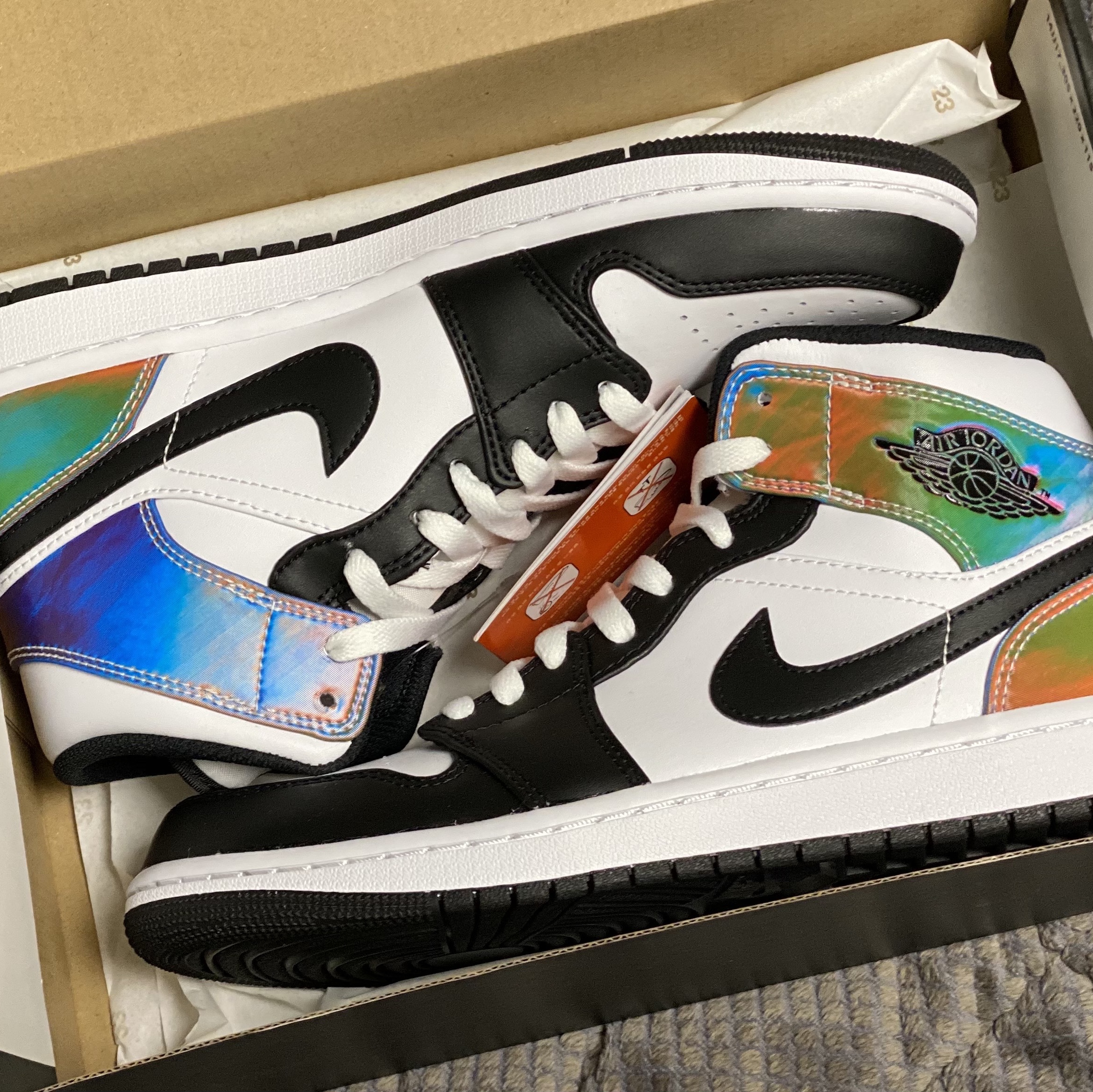 Jordan 1 Mid SE Heat Reactive 착용 스타일 - 2