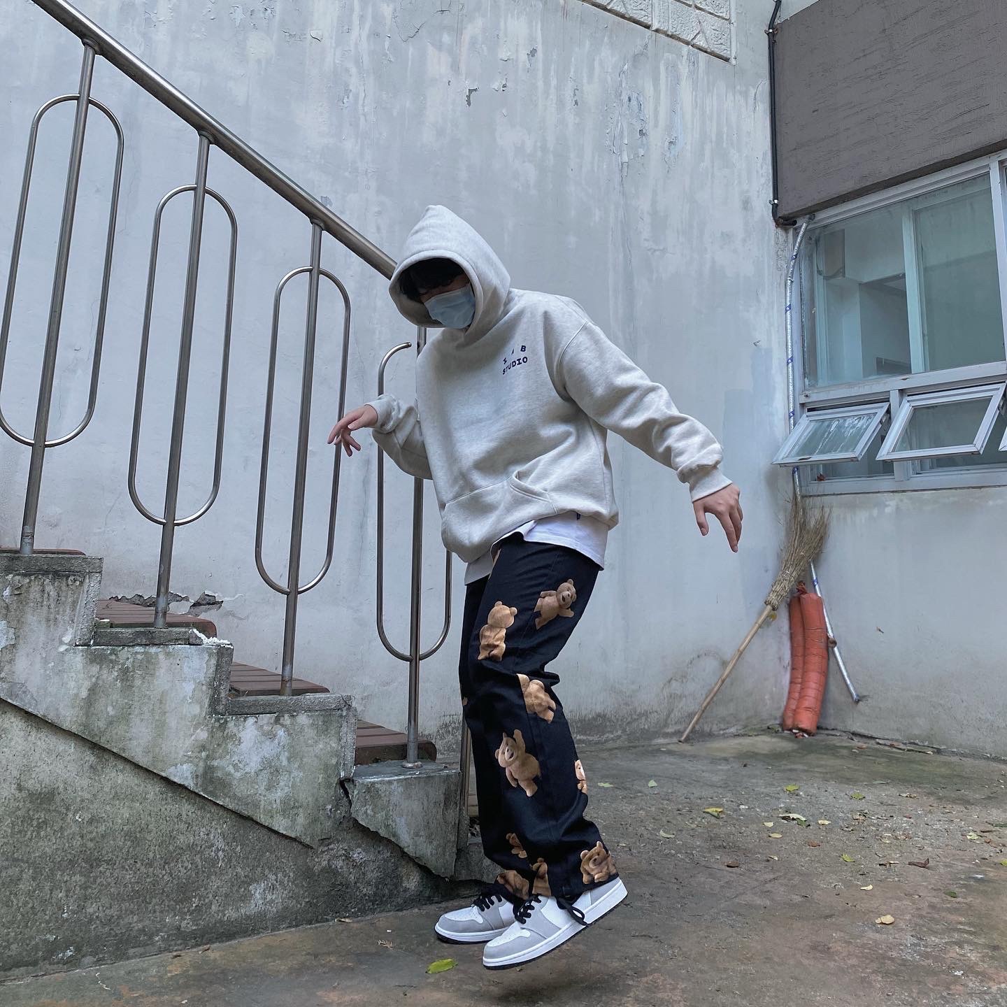 Jordan 1 Retro High OG Light Smoke Grey, IAB Studio Hoodie Oatmeal Gray - 21SS 착용 스타일