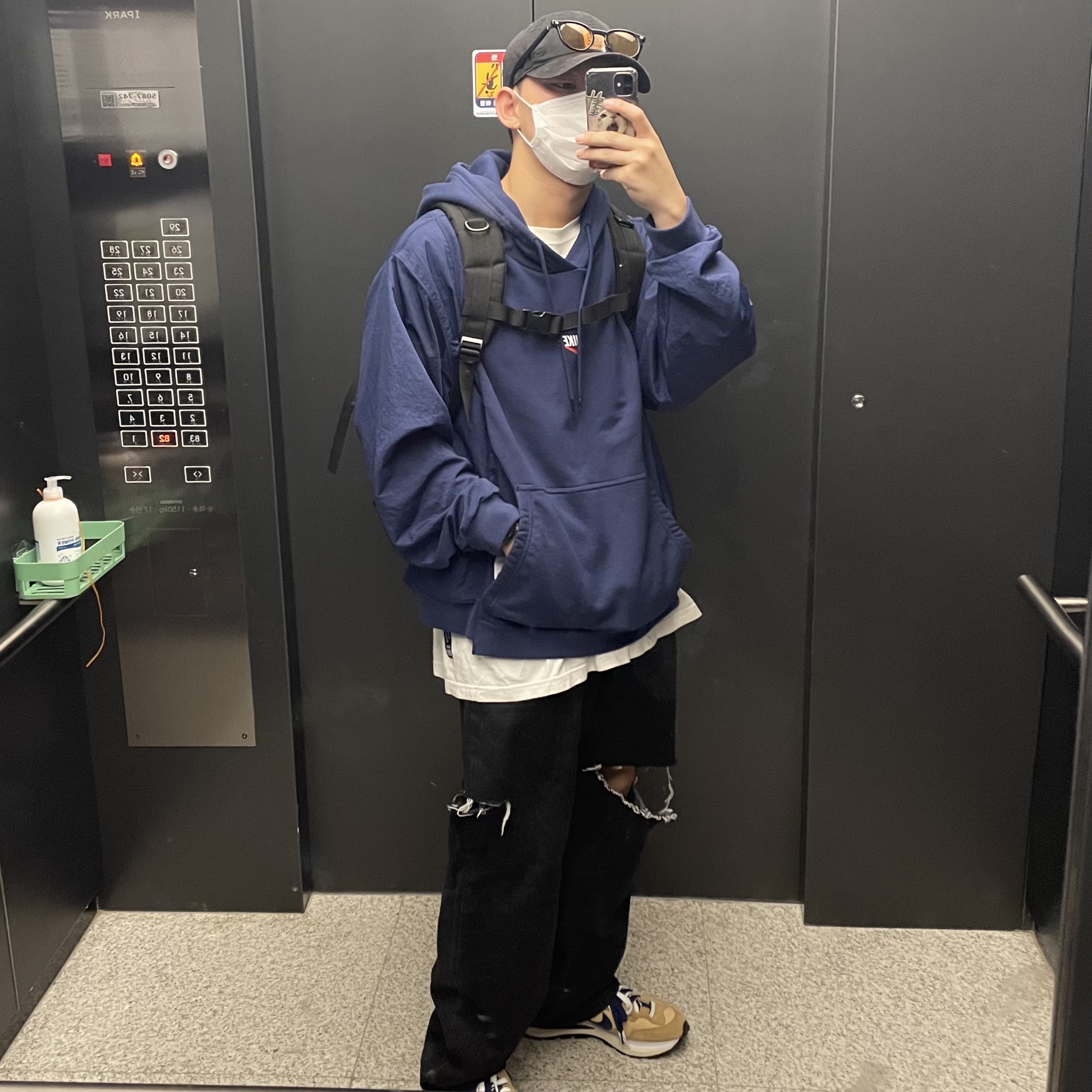 Nike x Sacai VaporWaffle Sesame and Blue Void, Nike NSW Hoodie BRS Midnight Navy 착용 스타일 - 1