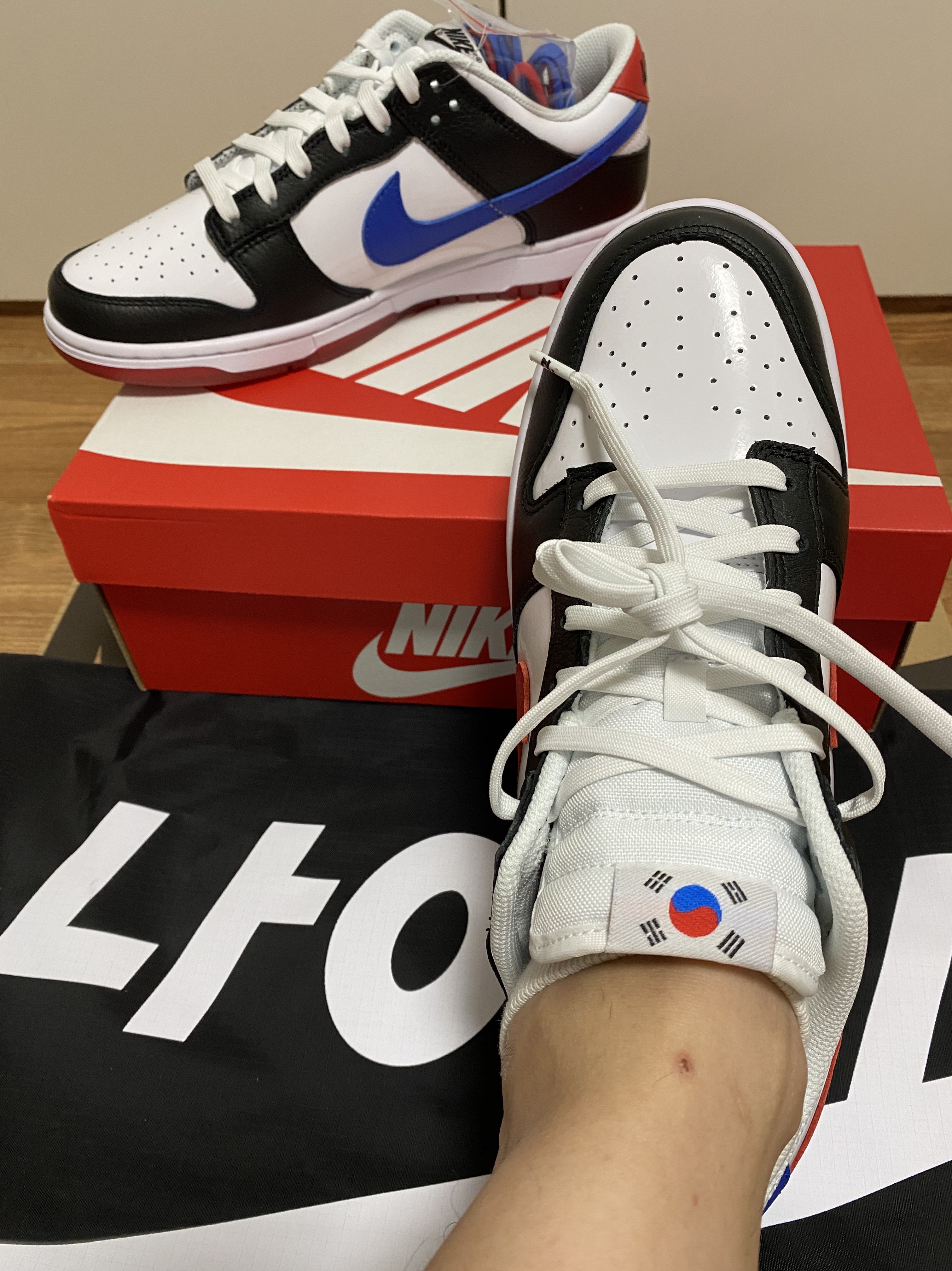 Nike Dunk Low SE Seoul (With Special Gift) 착용 스타일