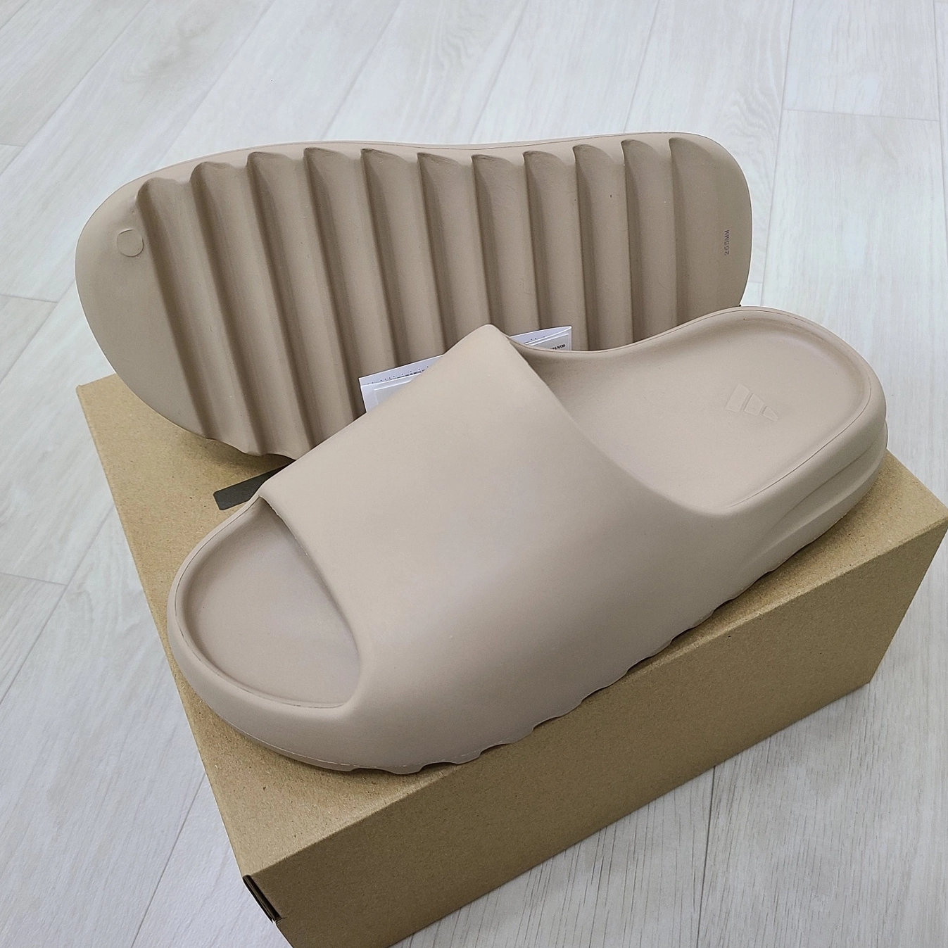 Adidas Yeezy Slide Pure 착용 스타일 - 3