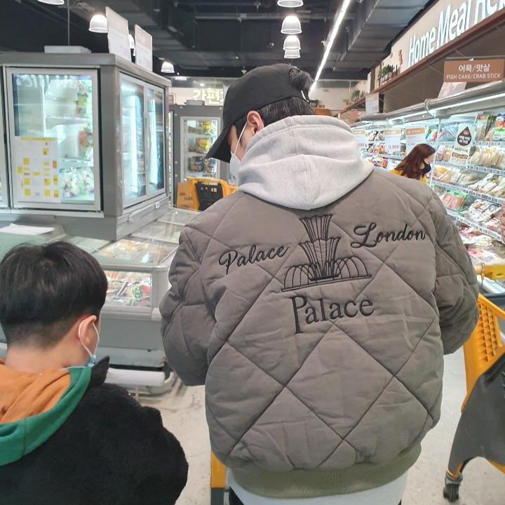 Palace London Diamond Bomber Jacket Olive - 21SS, Adidas Yeezy Boost 700 Wave Runner Solid Grey 2017/2019 착용 스타일 - 2