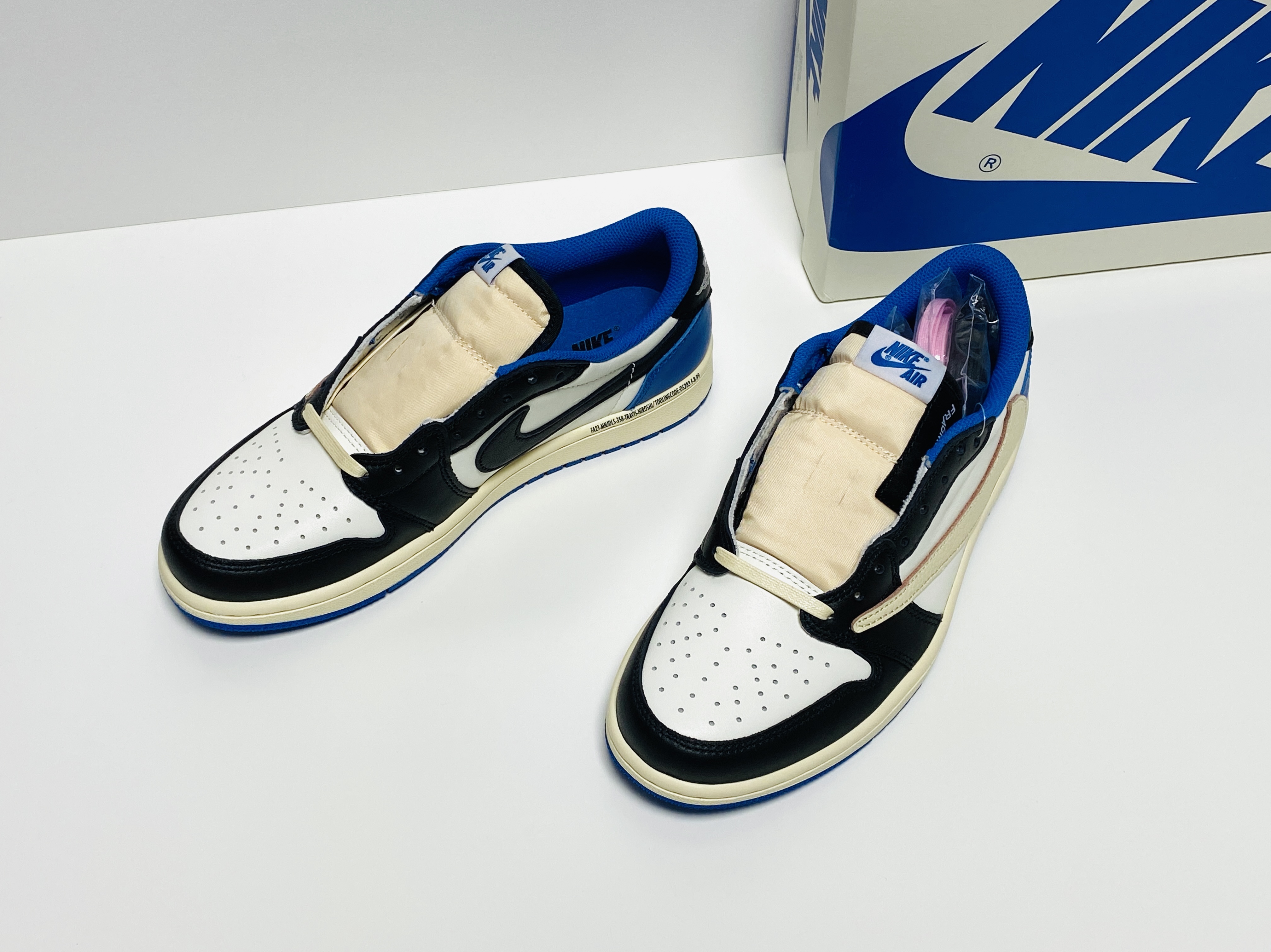 Jordan 1 x Travis Scott x Fragment Retro Low OG SP Military Blue 착용 스타일 - 2