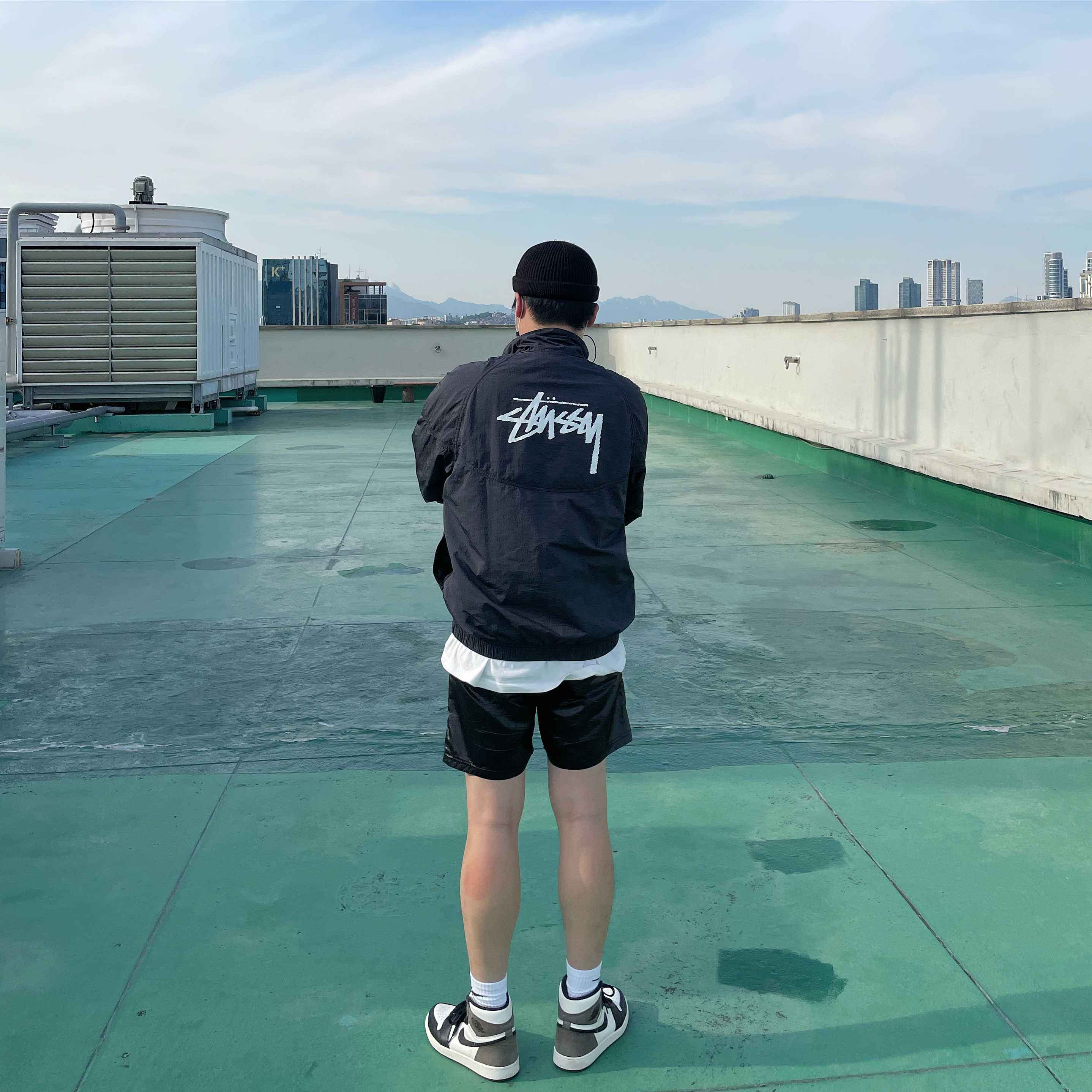 Nike x Stussy Windrunner Jacket Off Noir, Jordan 1 Retro High OG Black Mocha 착용 스타일