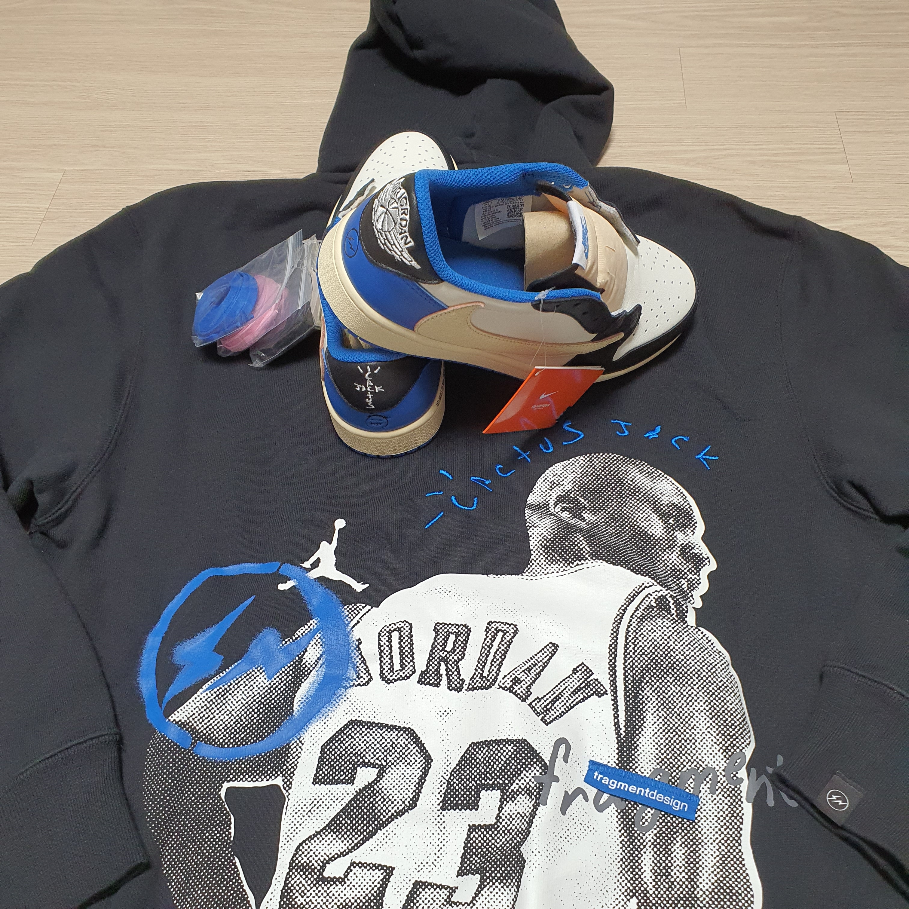 Jordan 1 x Travis Scott x Fragment Retro Low OG SP Military Blue, Jordan x Travis Scott x Fragment Hoodie Black (DJ0615-010) 착용 스타일