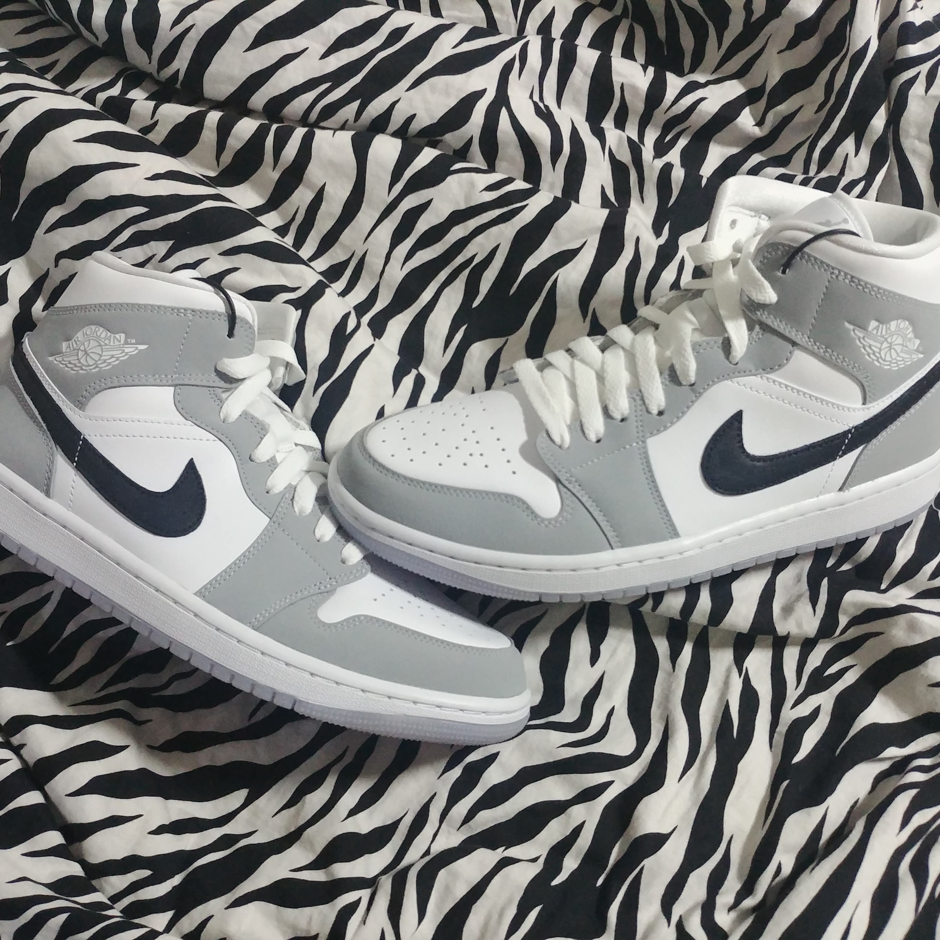 (W) Jordan 1 Mid Wolf Grey, Jordan 1 Mid Light Smoke Grey 착용 스타일 - 5