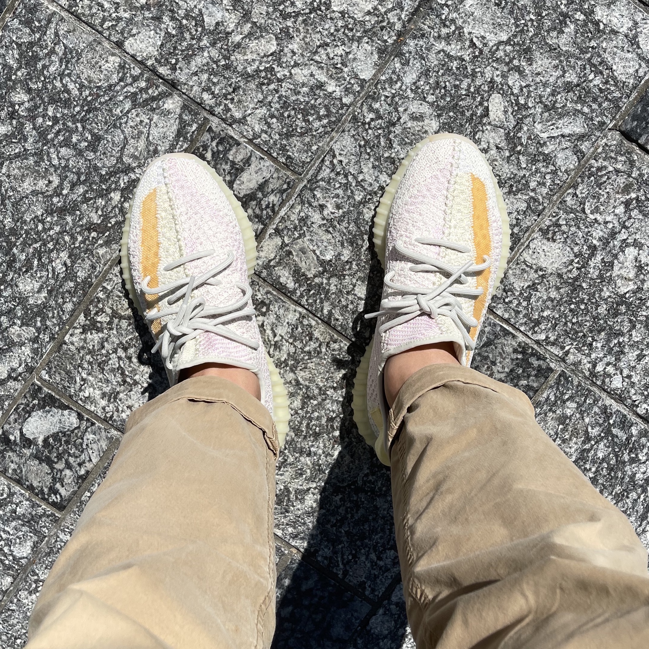 Adidas Yeezy Boost 350 V2 Light 착용 스타일