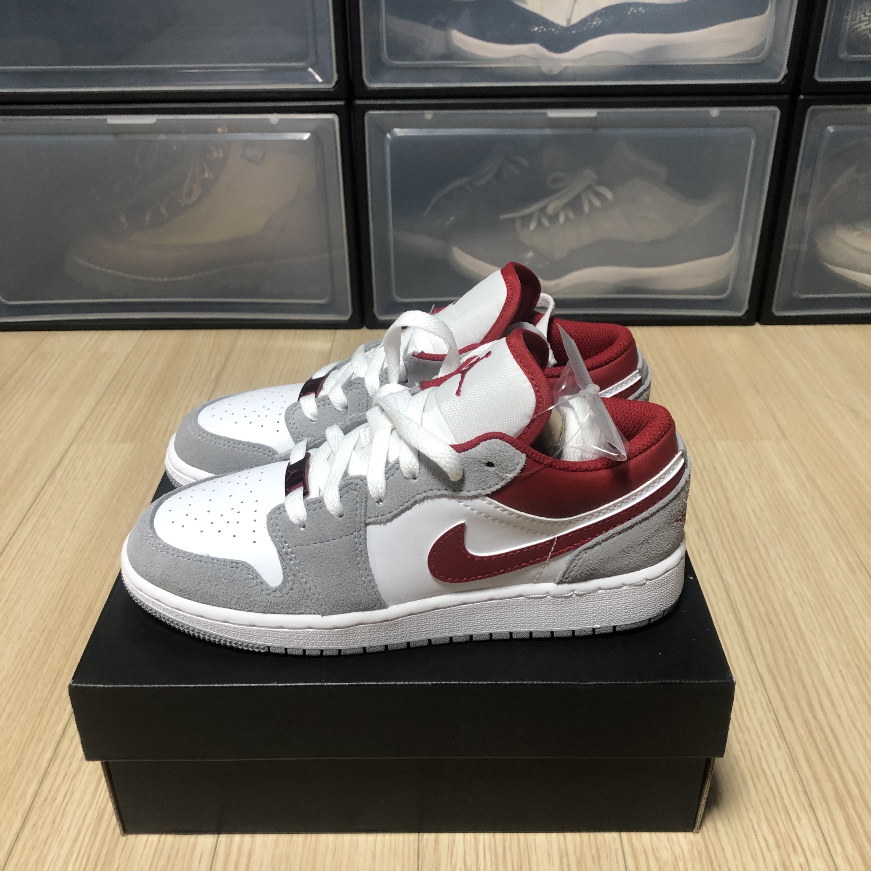 (GS) Jordan 1 Low SE Light Smoke Grey Gym Red 착용 스타일 - 1
