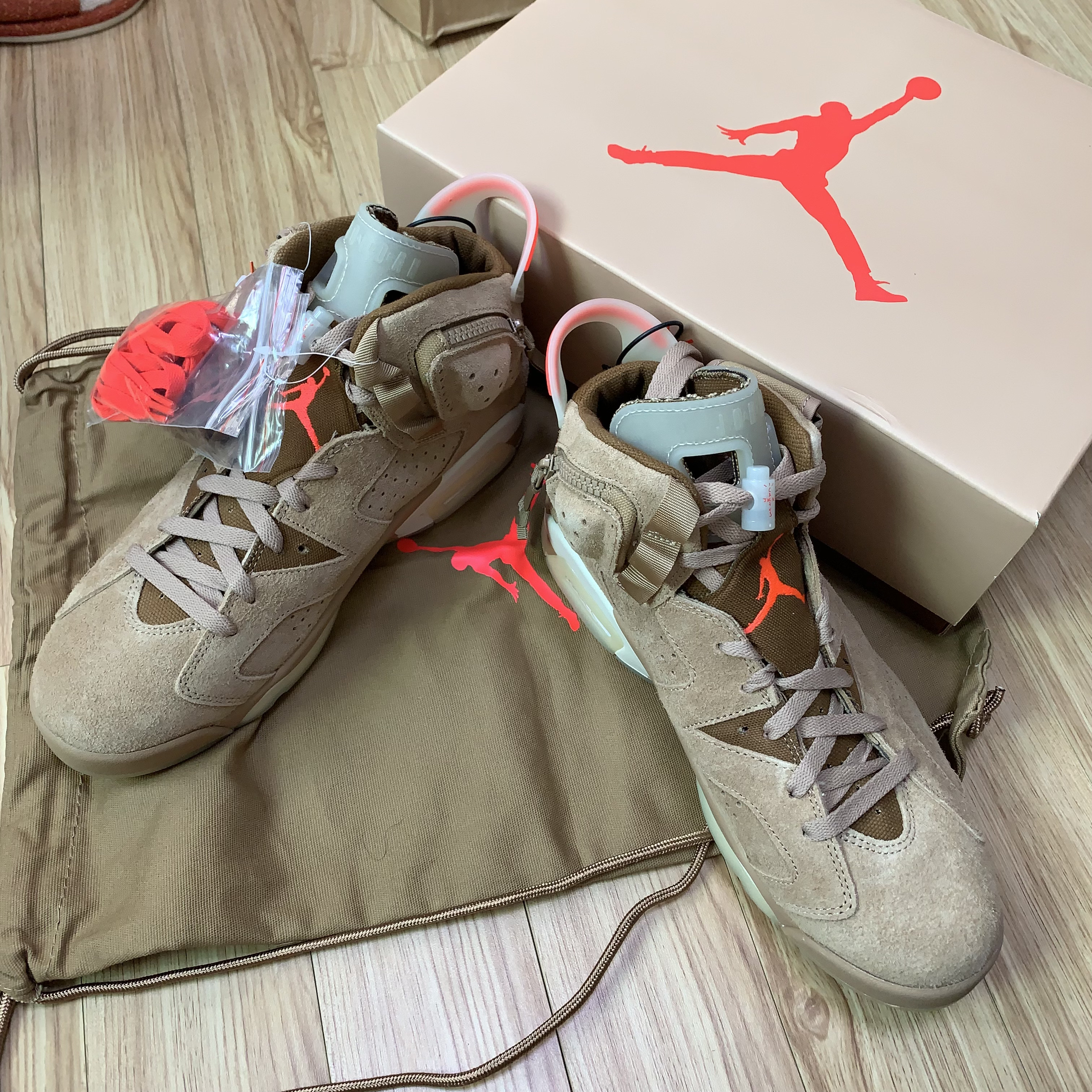 Jordan 6 x Travis Scott Retro SP British Khaki 착용 스타일