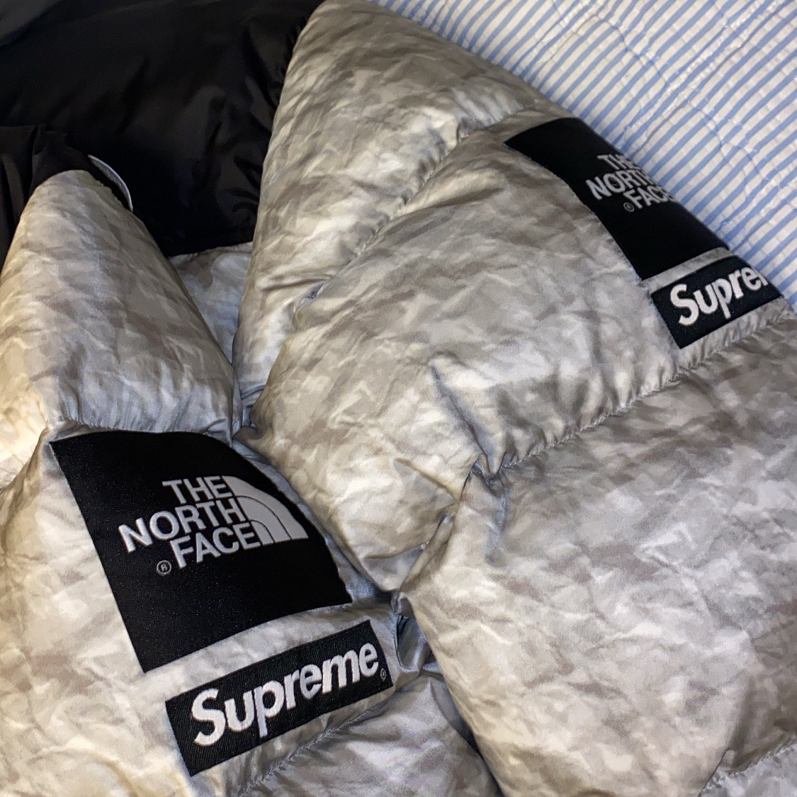 Supreme x The North Face Paper Print Nuptse Jacket - 19FW 착용 스타일