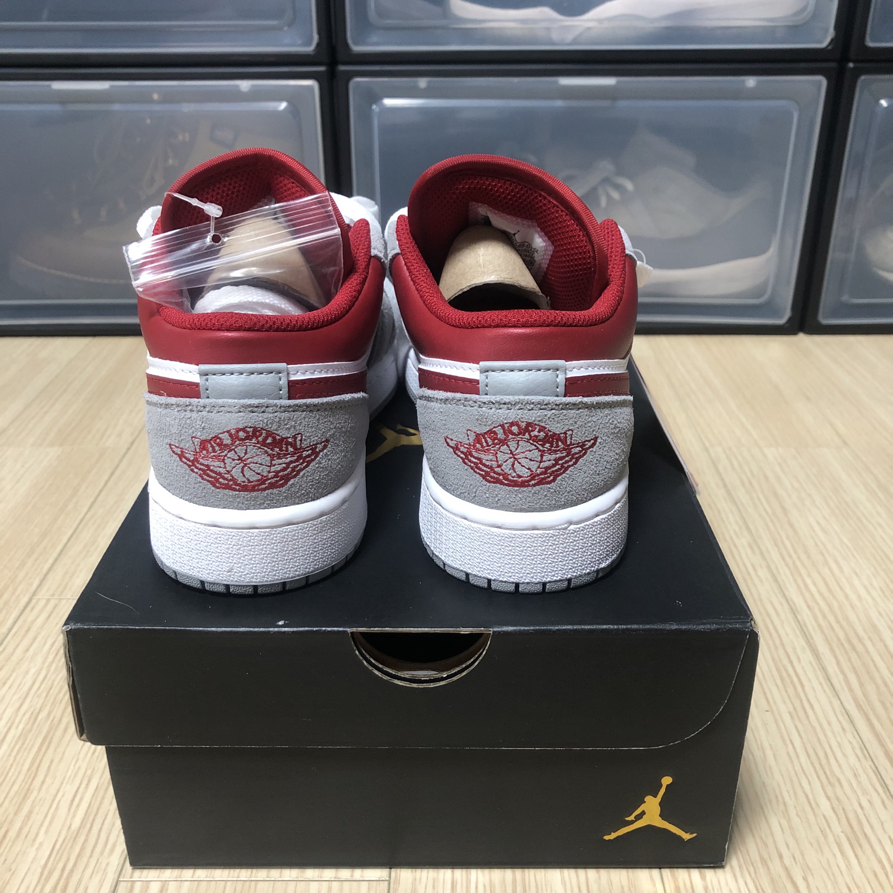 (GS) Jordan 1 Low SE Light Smoke Grey Gym Red 착용 스타일 - 3