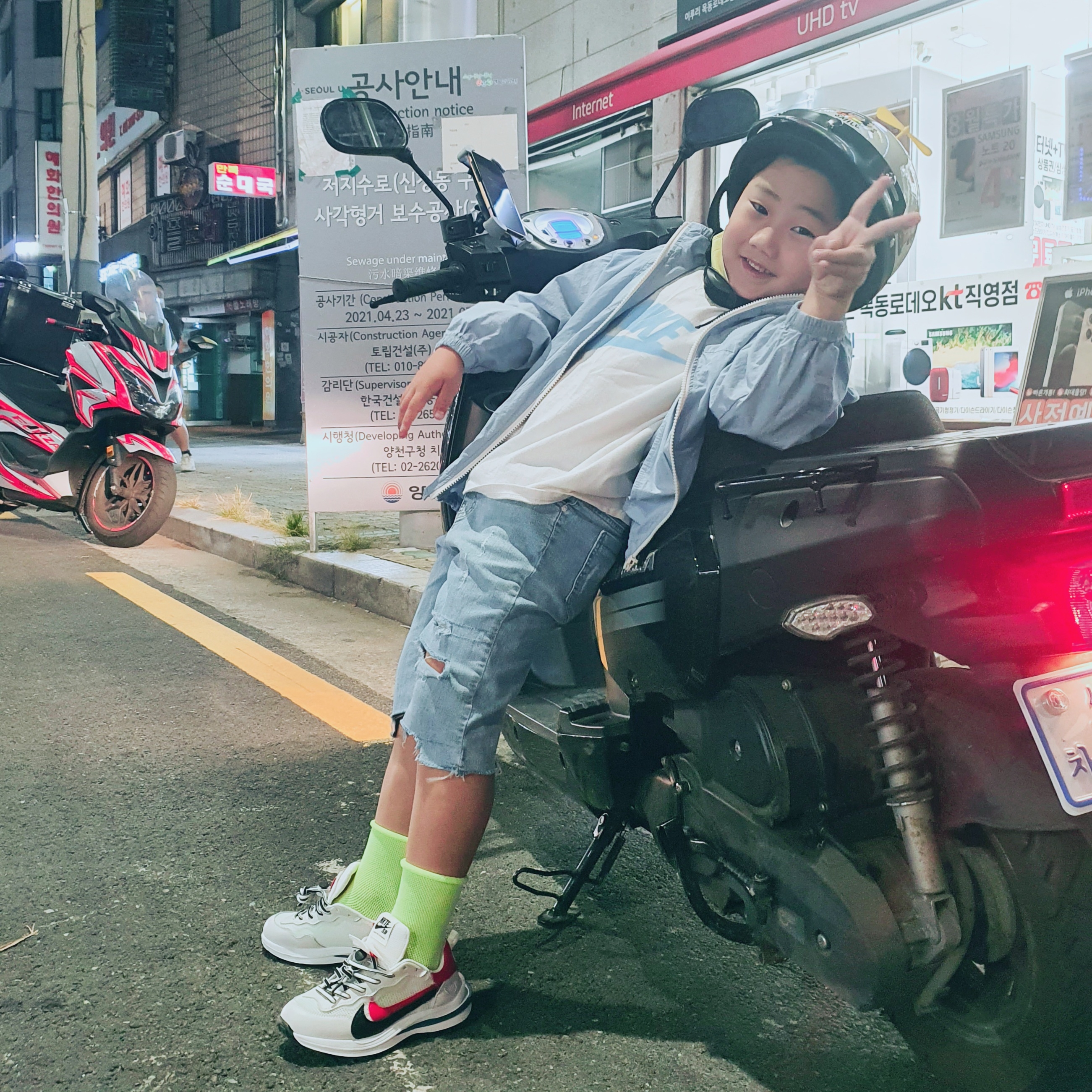 Nike x Sacai VaporWaffle Royal Fuchsia 착용 스타일