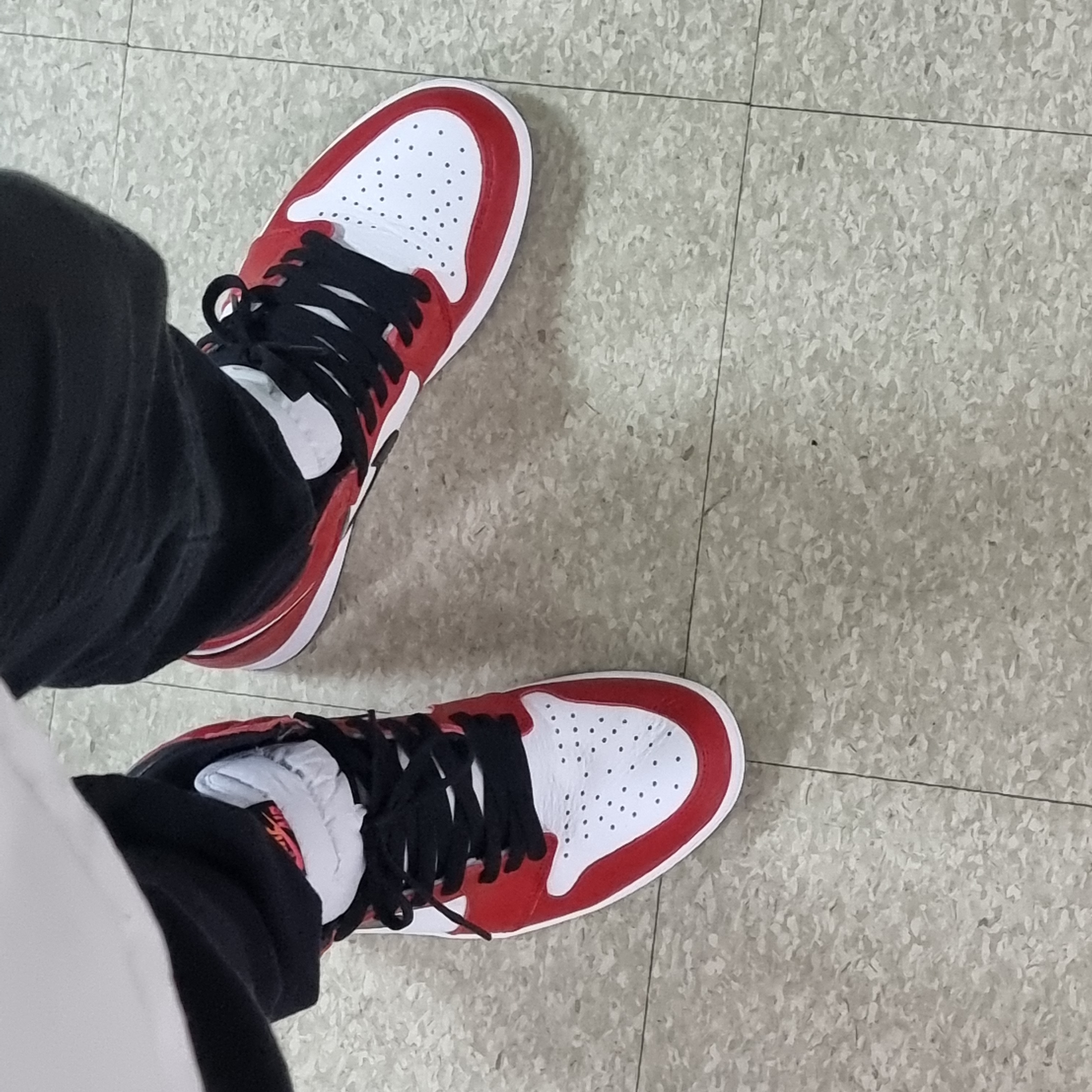 Jordan 1 Retro High OG Light Fusion Red 착용 스타일