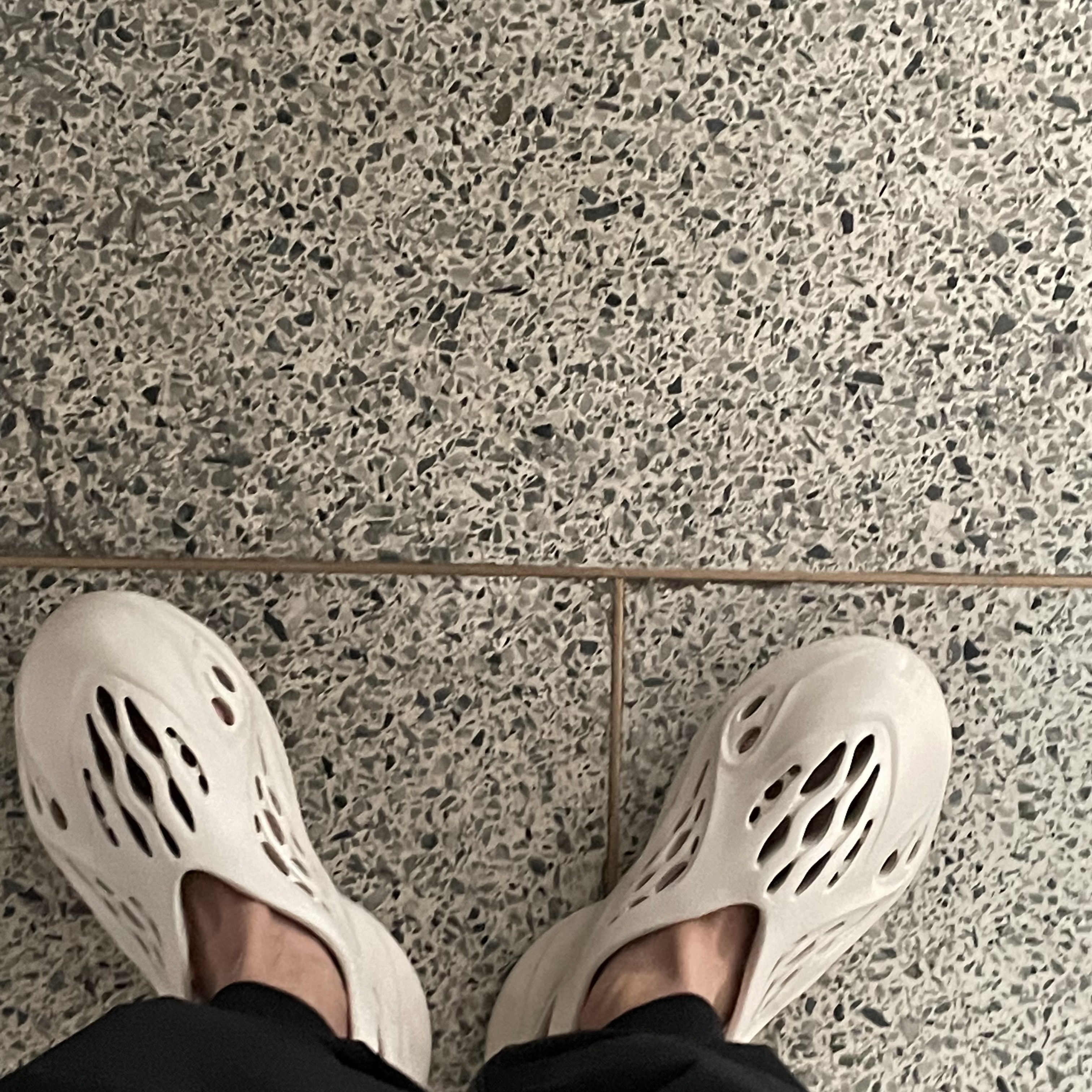 Adidas Yeezy Foam RNNR Sand 착용 스타일