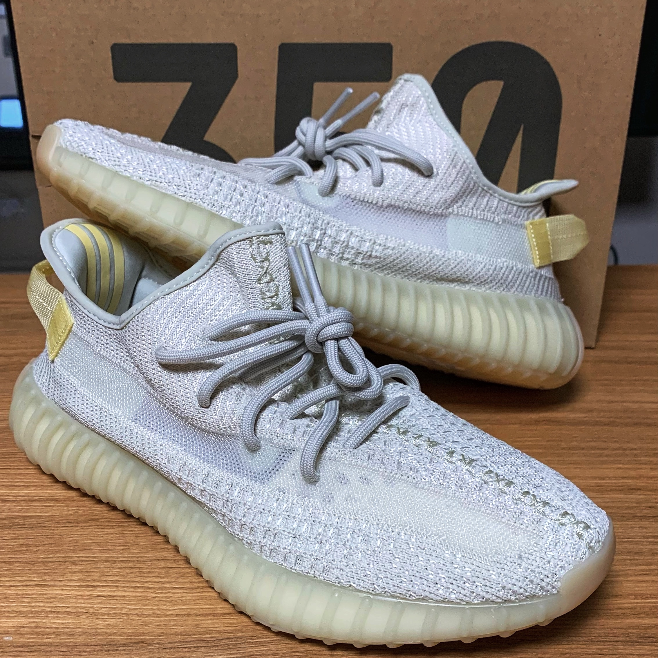 Adidas Yeezy Boost 350 V2 Light 착용 스타일