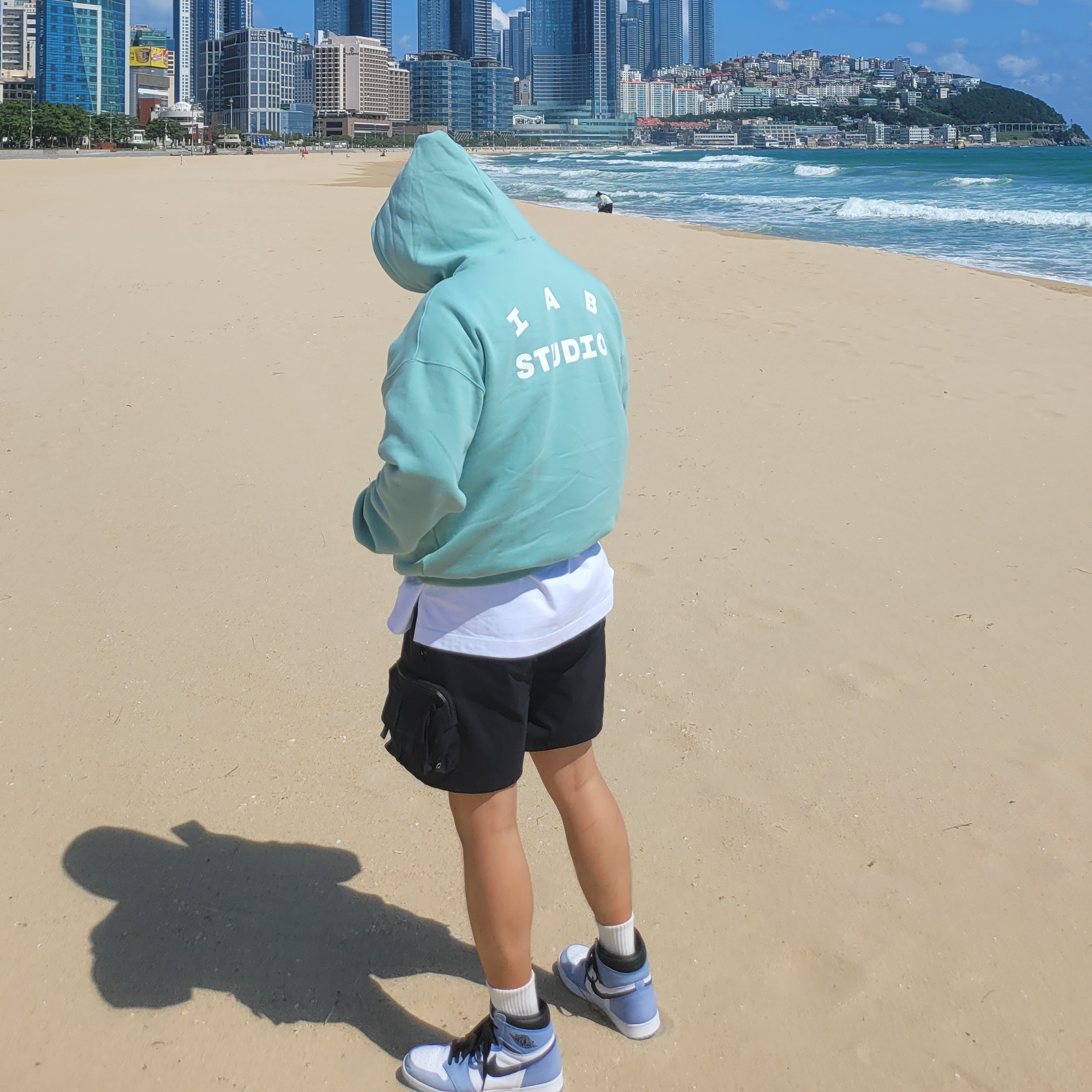 IAB Studio x Thor Hoodie Ash Green, Jordan 1 Retro High OG University Blue 착용 스타일 - 1