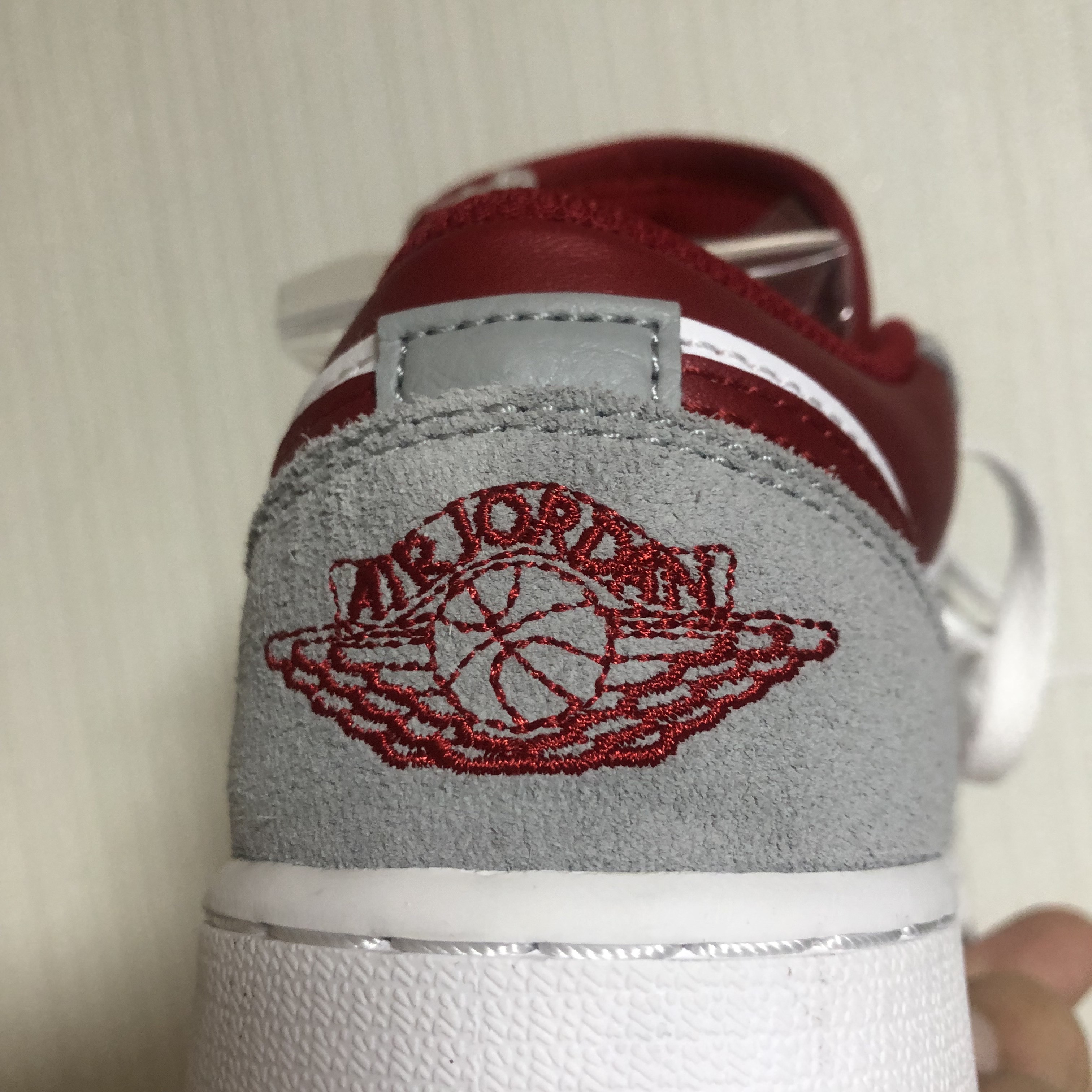 (GS) Jordan 1 Low SE Light Smoke Grey Gym Red 착용 스타일 - 5