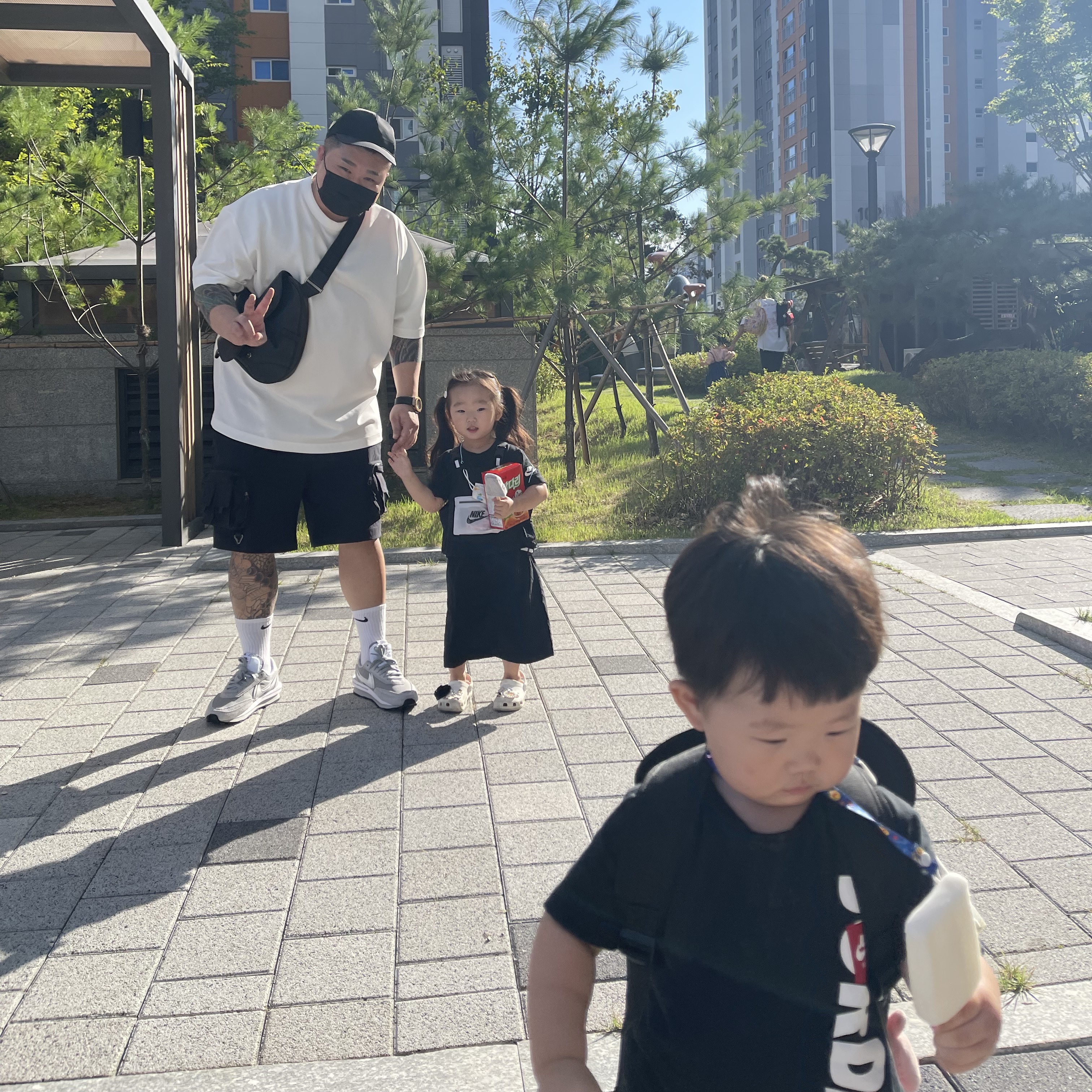Nike x Sacai x Fragment LDWaffle Light Smoke Grey, Nike ACG Cargo Shorts Black - Asia 착용 스타일