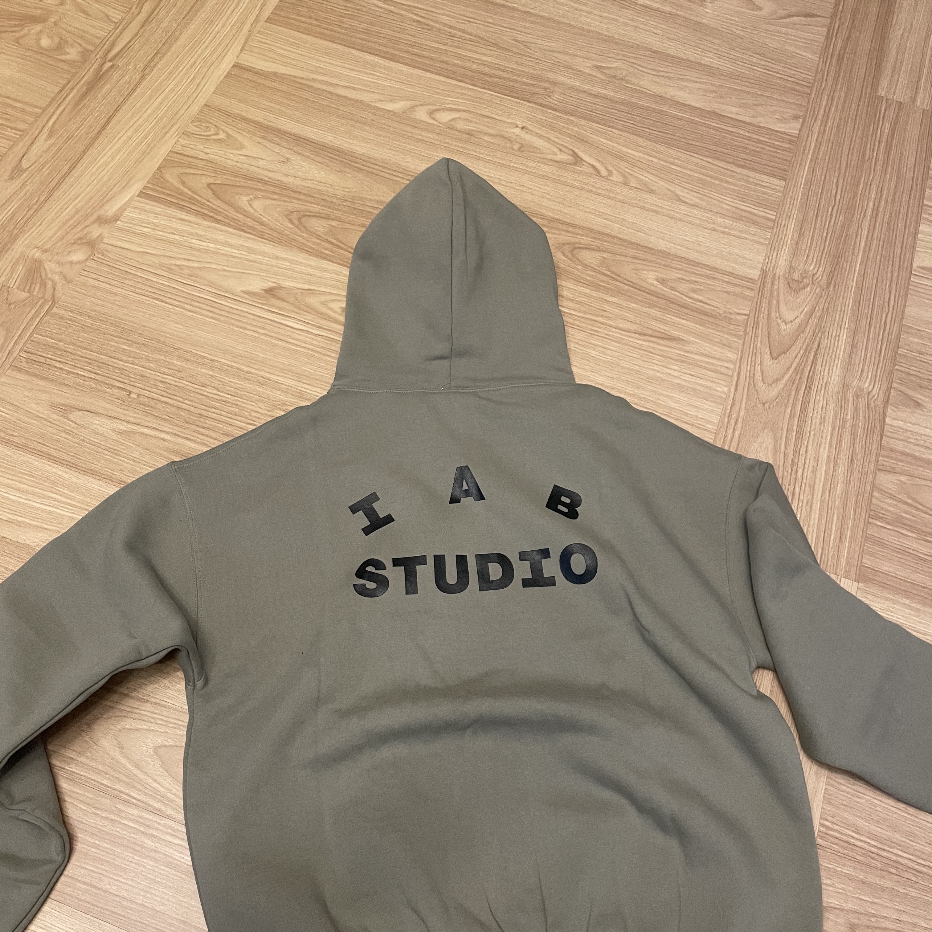 IAB Studio Hoodie Olive 착용 스타일 - 2