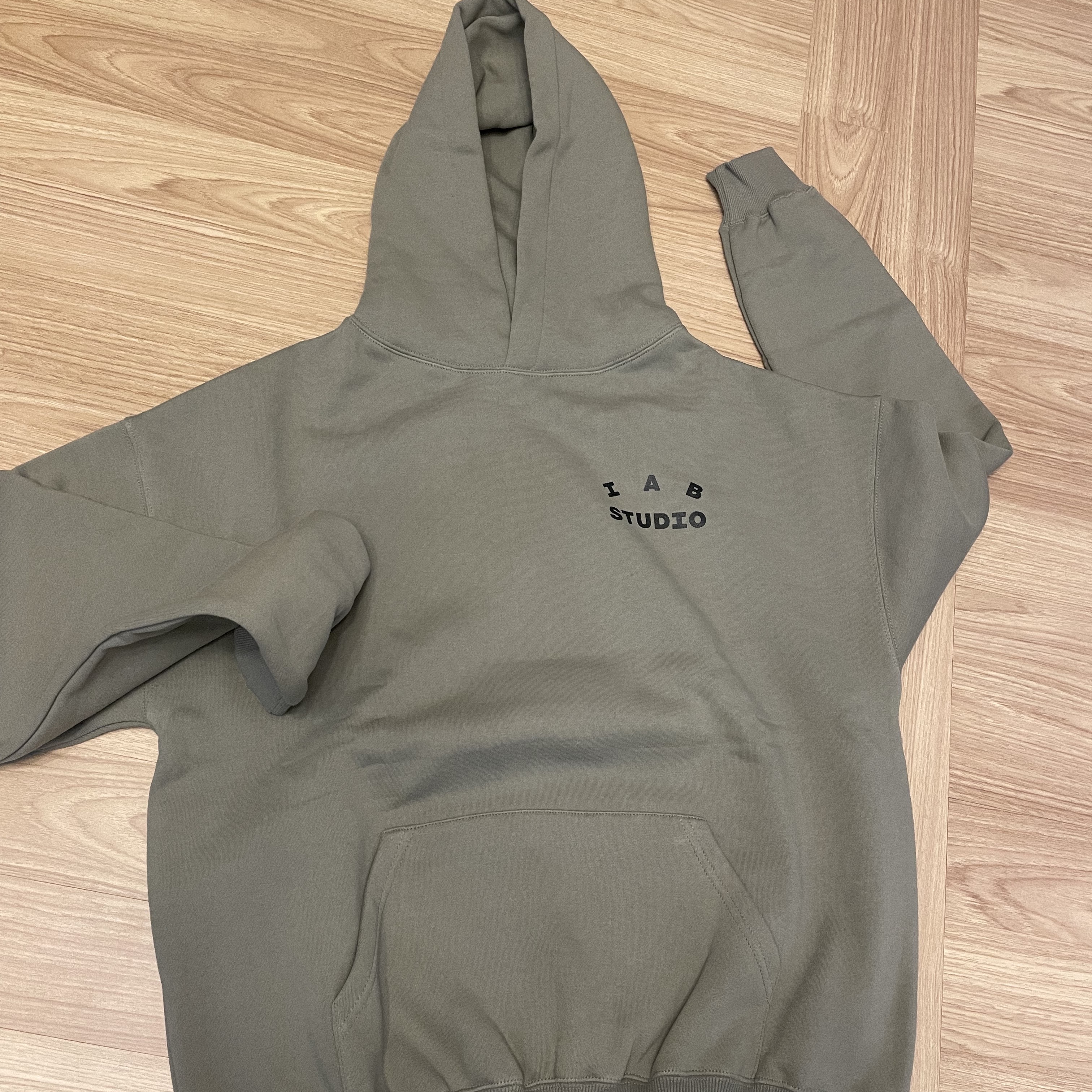 IAB Studio Hoodie Olive 착용 스타일 - 1