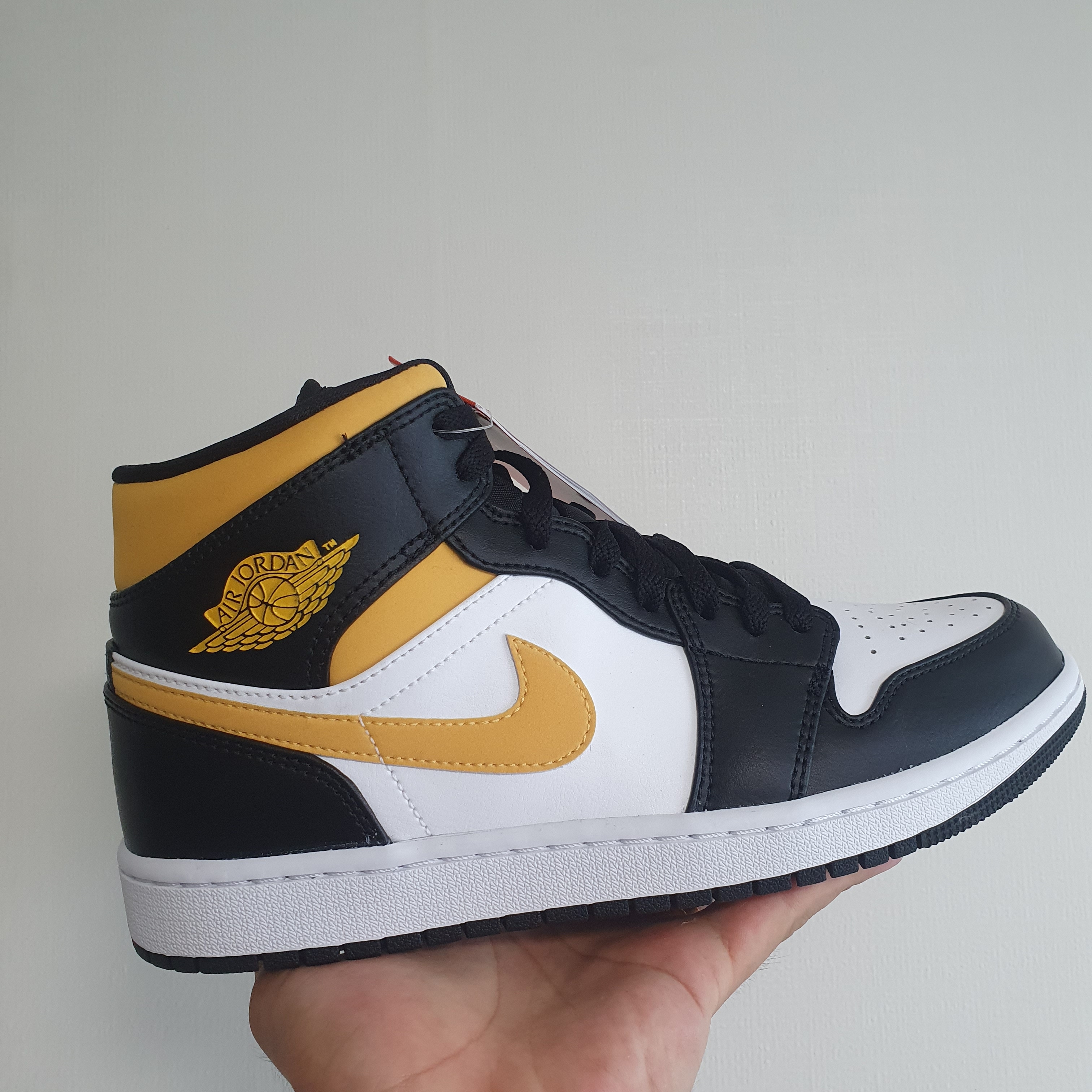 Jordan 1 Mid Pollen 착용 스타일