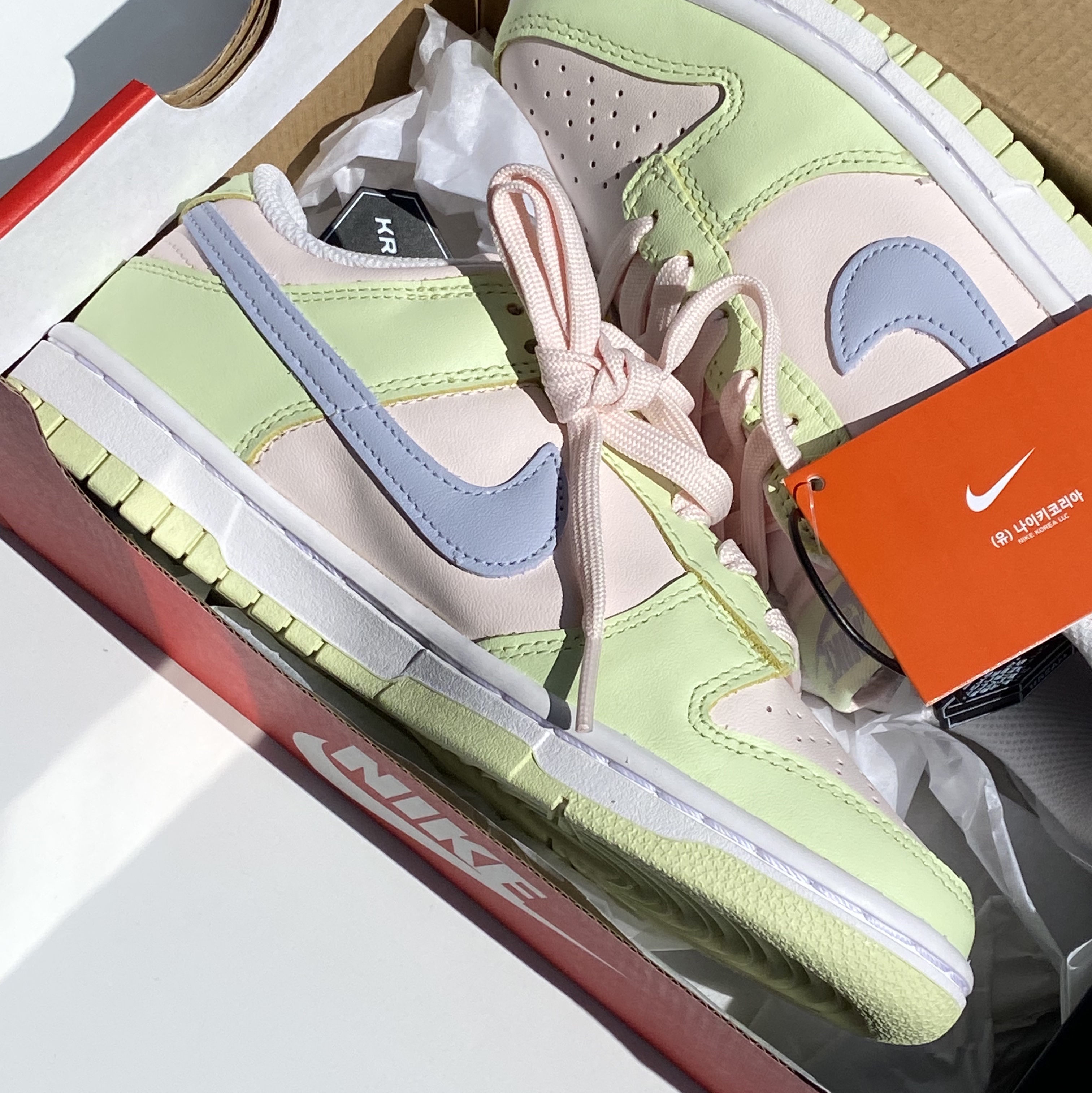 (W) Nike Dunk Low Light Soft Pink 착용 스타일 - 1