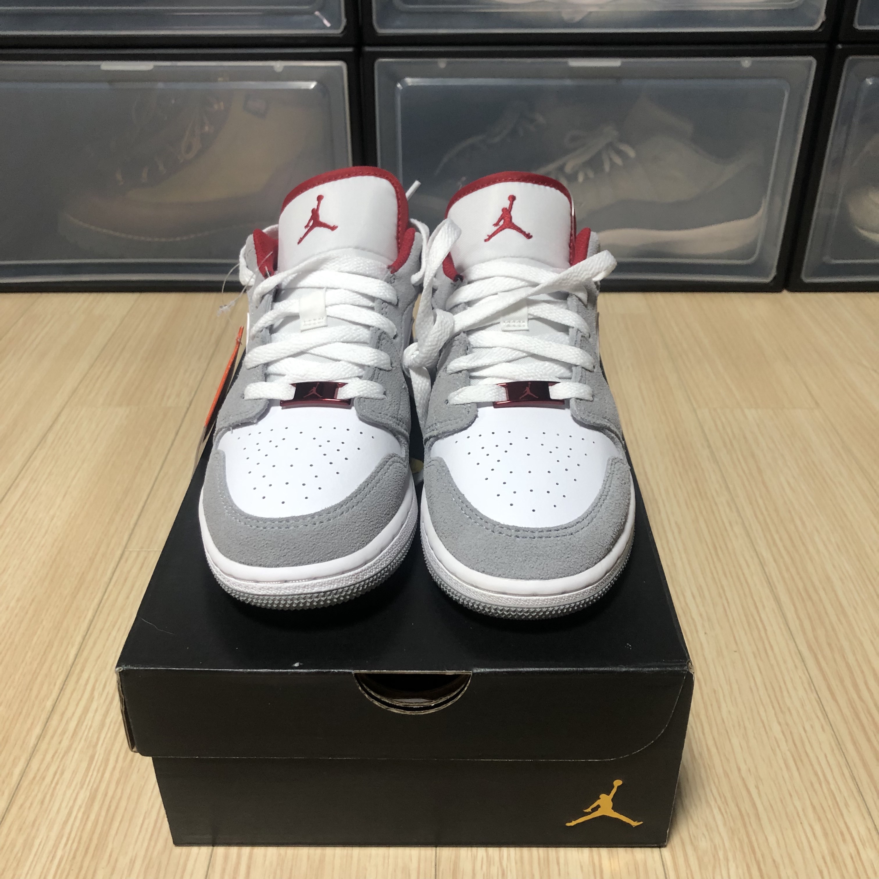 (GS) Jordan 1 Low SE Light Smoke Grey Gym Red 착용 스타일 - 2