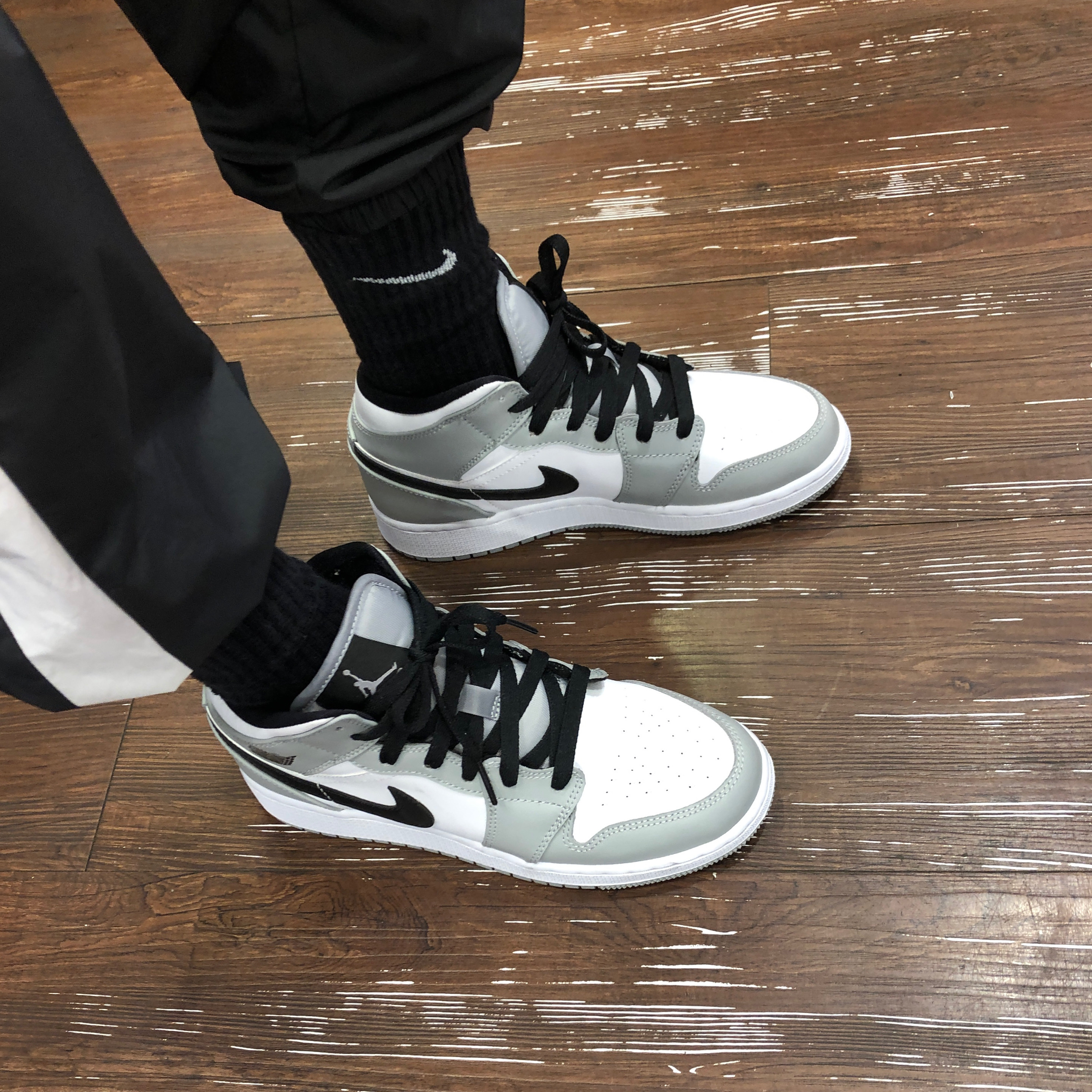 Jordan 1 Mid Light Smoke Grey, (GS) Jordan 1 Mid Light Smoke Grey 착용 스타일