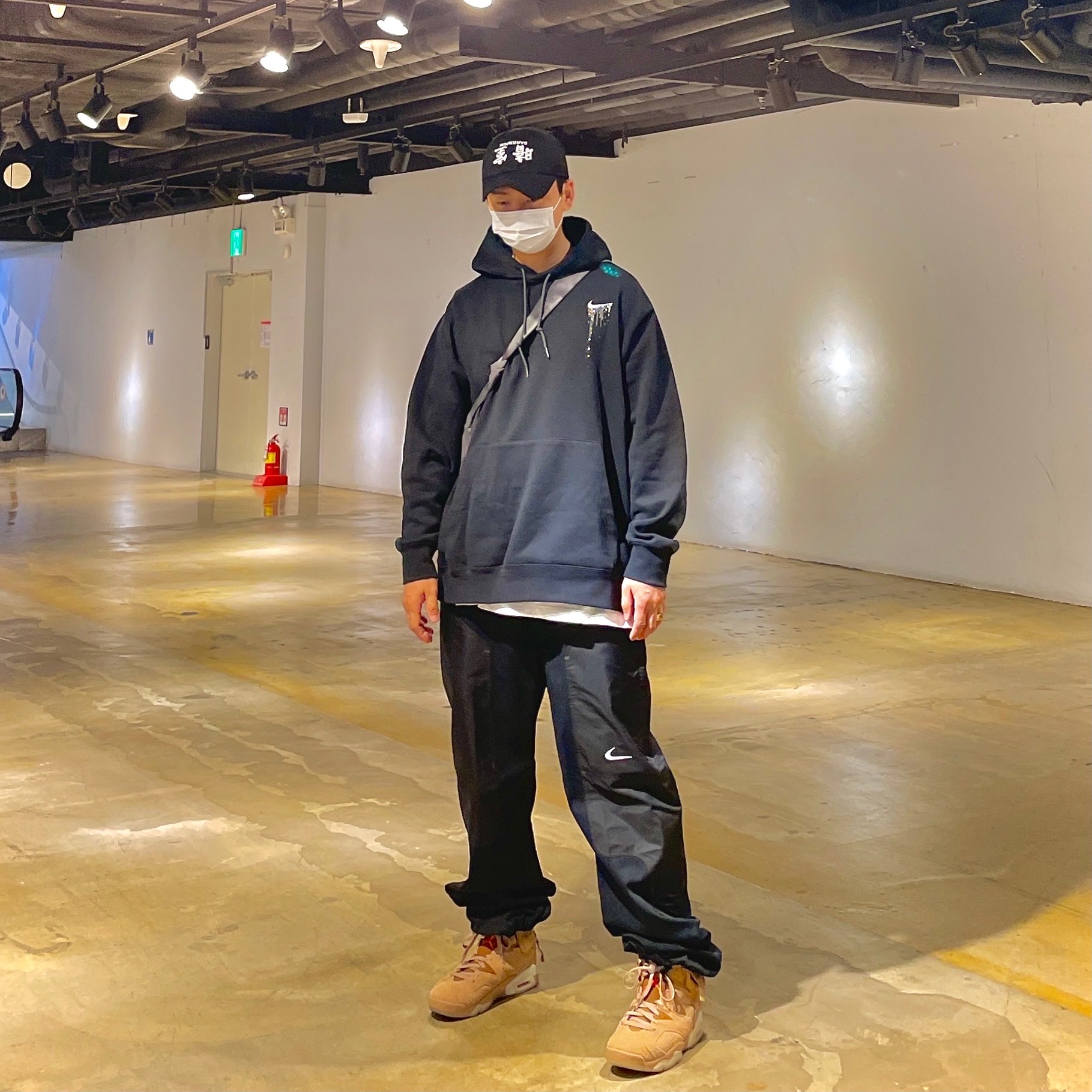 Nike x Off-White NRG Pants Black, Jordan 6 x Travis Scott Retro SP British Khaki 착용 스타일