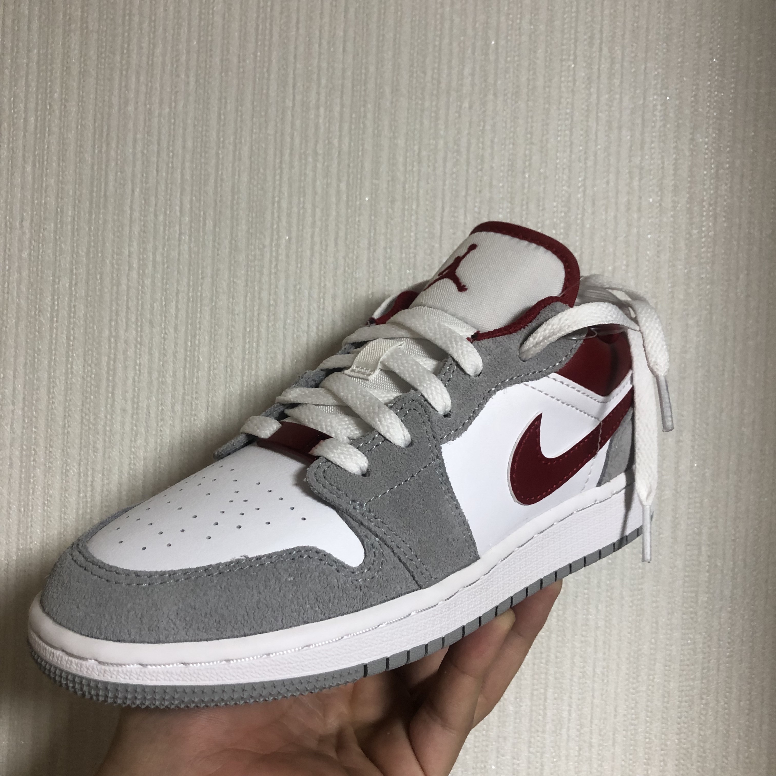 (GS) Jordan 1 Low SE Light Smoke Grey Gym Red 착용 스타일 - 4