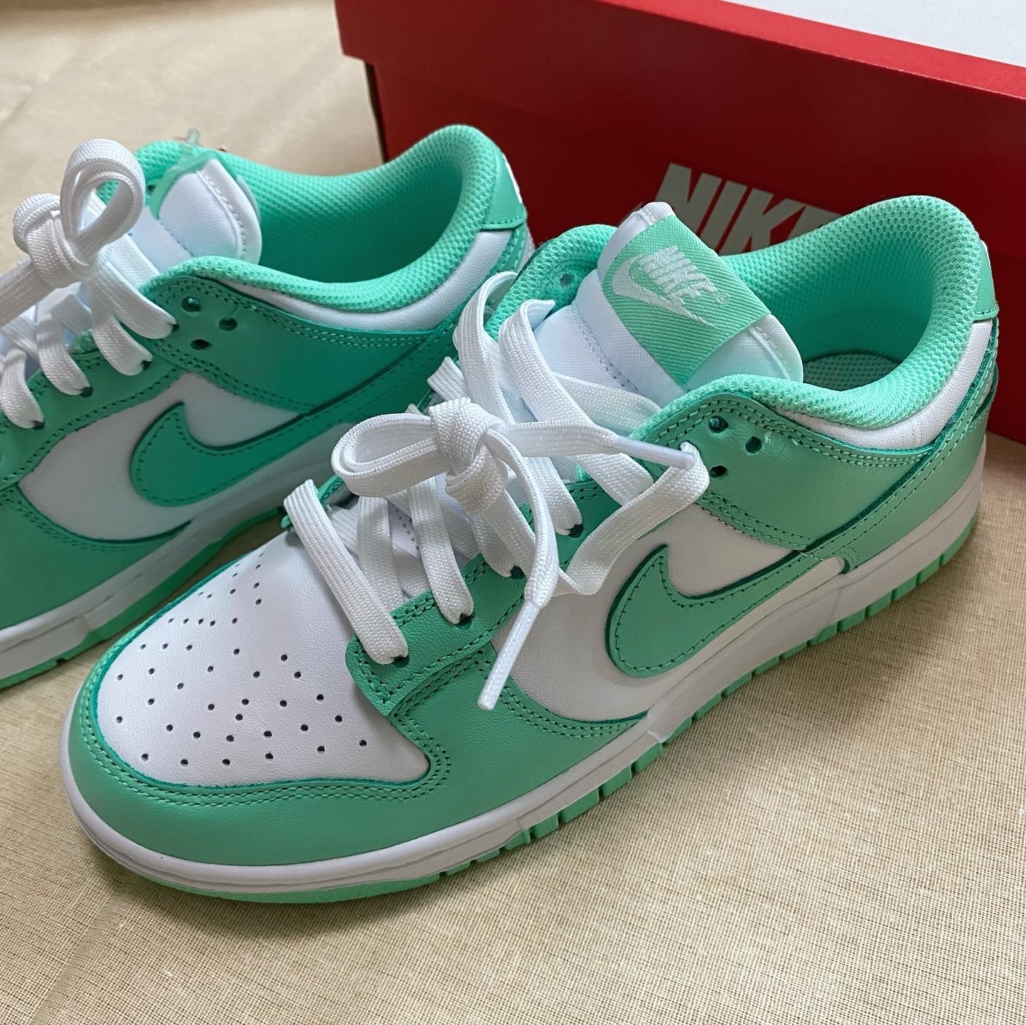 (W) Nike Dunk Low Green Glow 착용 스타일 - 2