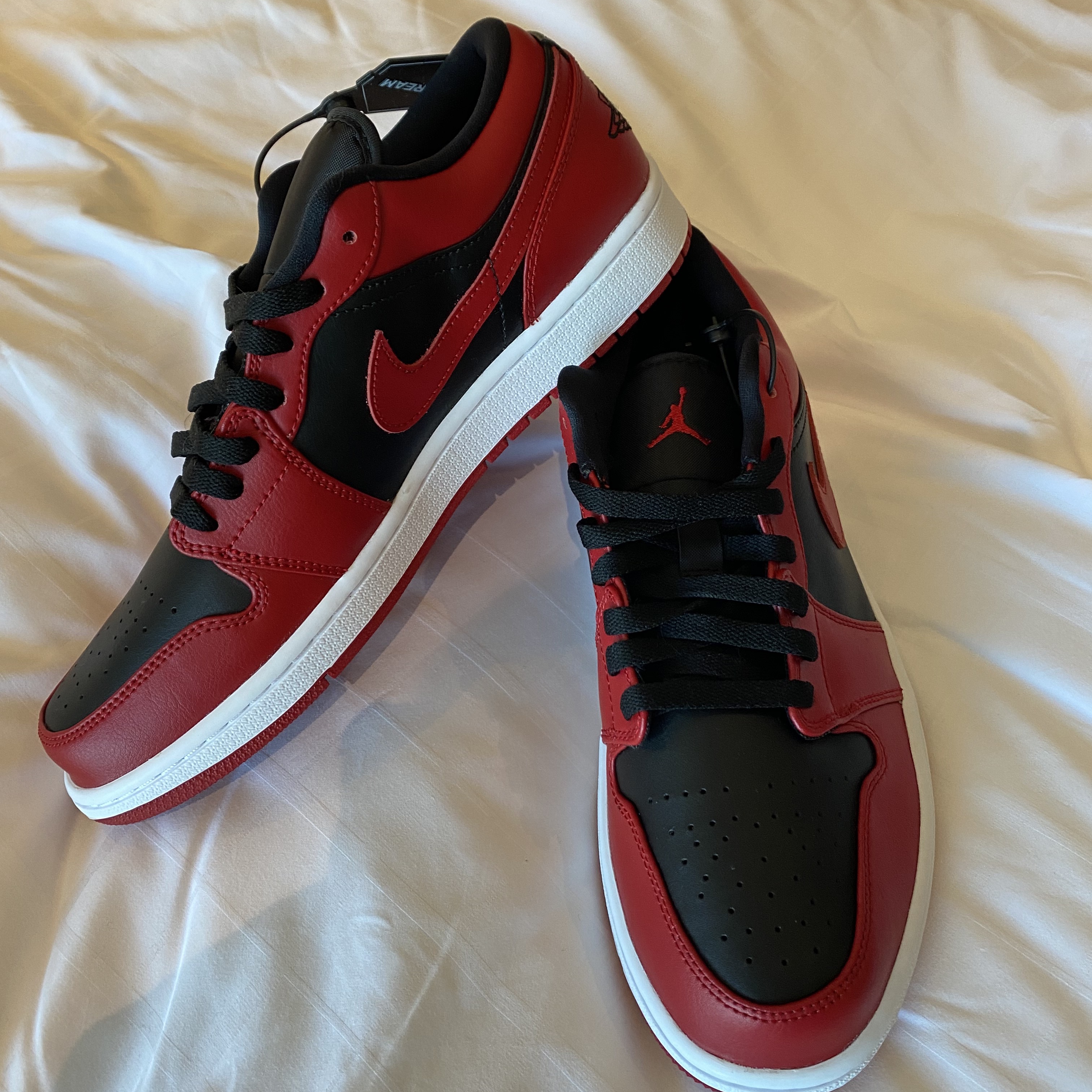 Jordan 1 Low Varsity Red 착용 스타일 - 4