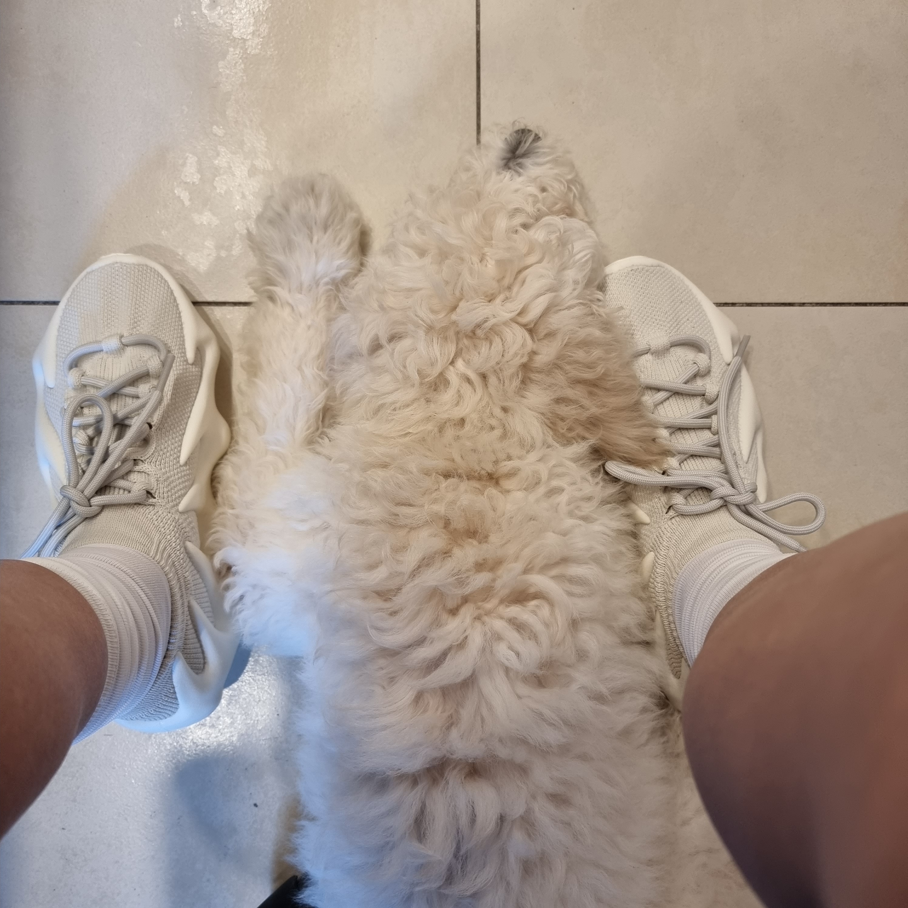 Adidas Yeezy 450 Cloud White 착용 스타일