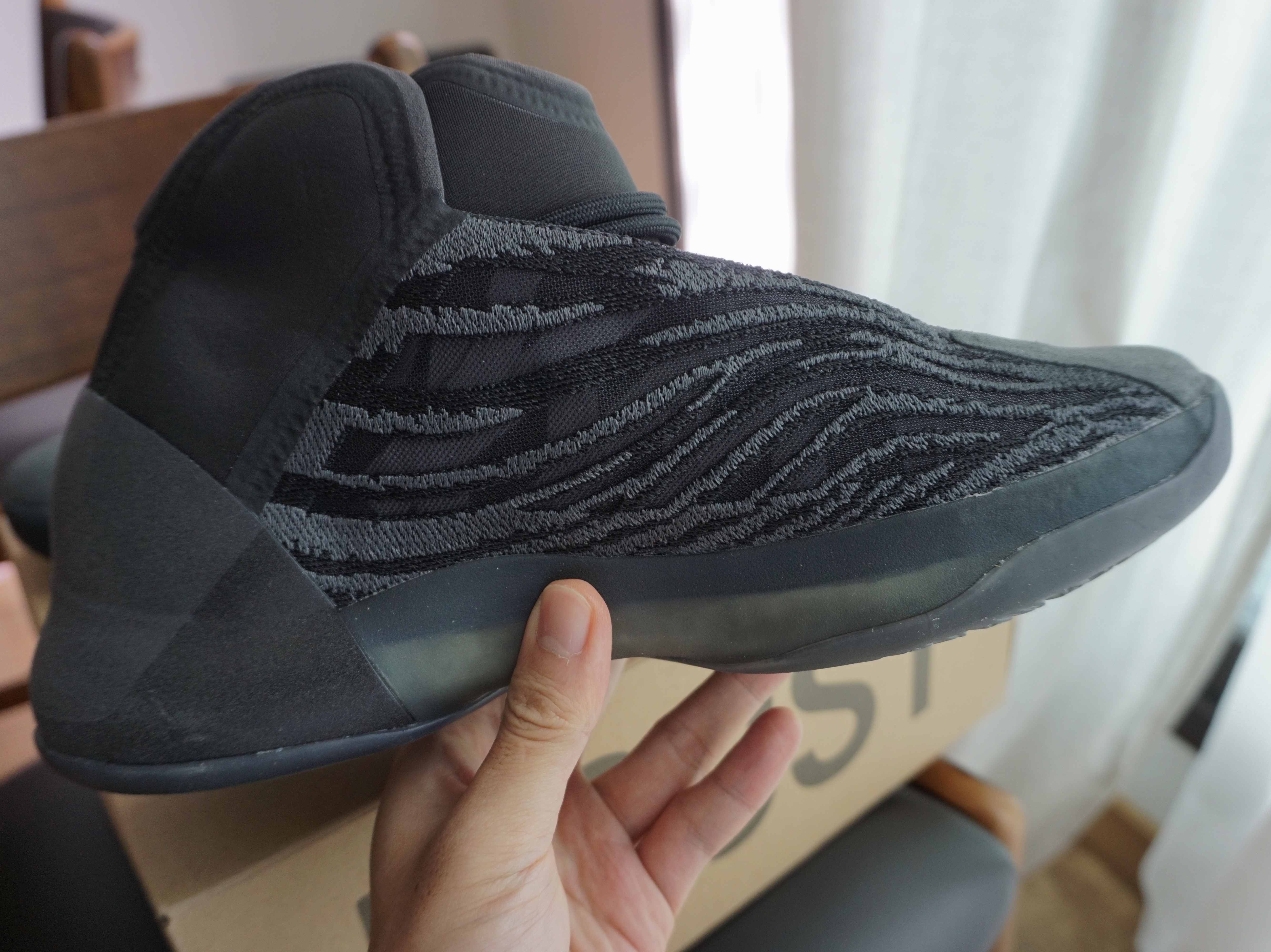 Adidas Yeezy QNTM Onyx 착용 스타일 - 2